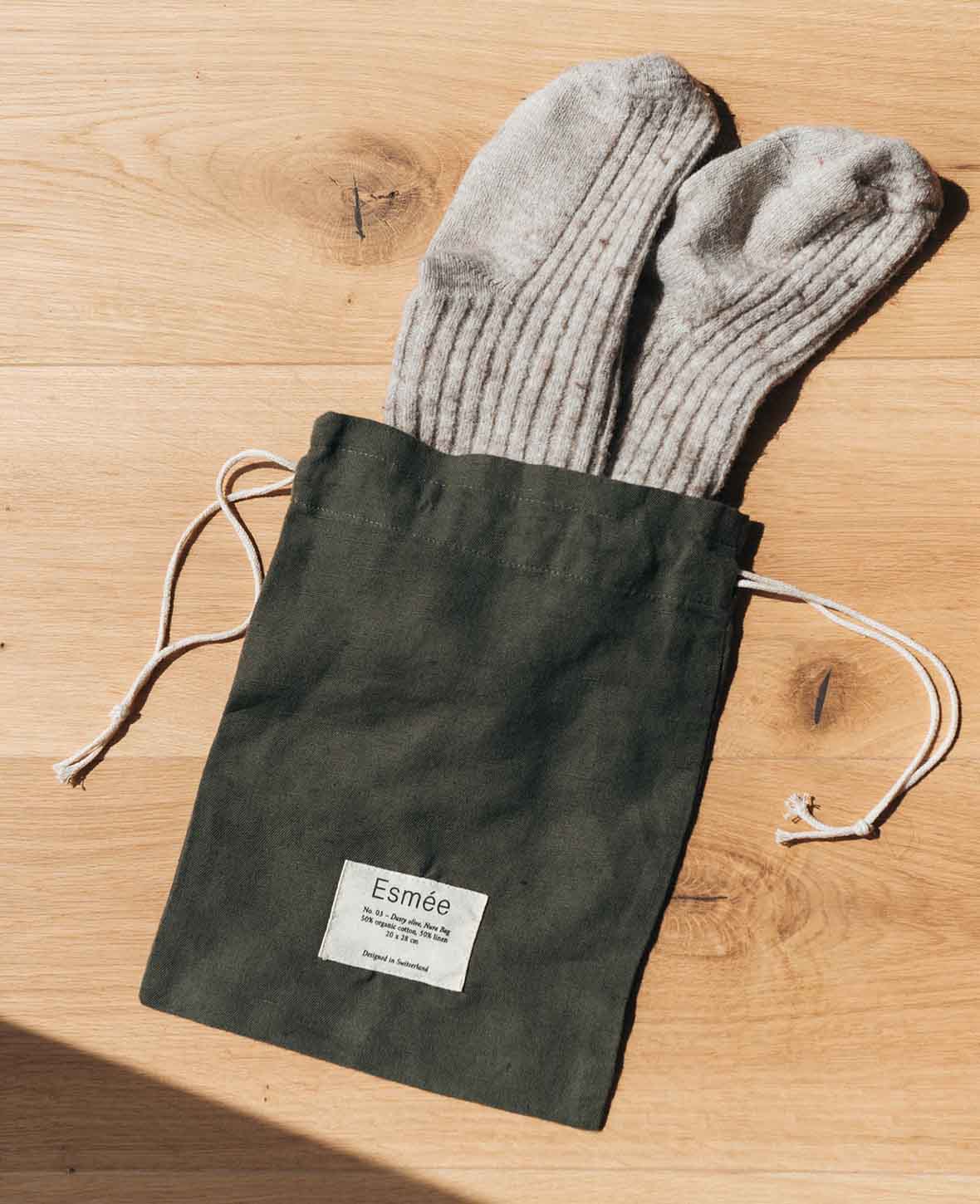 Beutel / Tasche "Nura" aus olivgrünem Baumwoll-Leinenmix mit Zugbändern, 20 cm x 28 cm, als Bread Bag, als Brotsack, Gemüsetasche oder für Wäsche und Schuhe beim Reisen