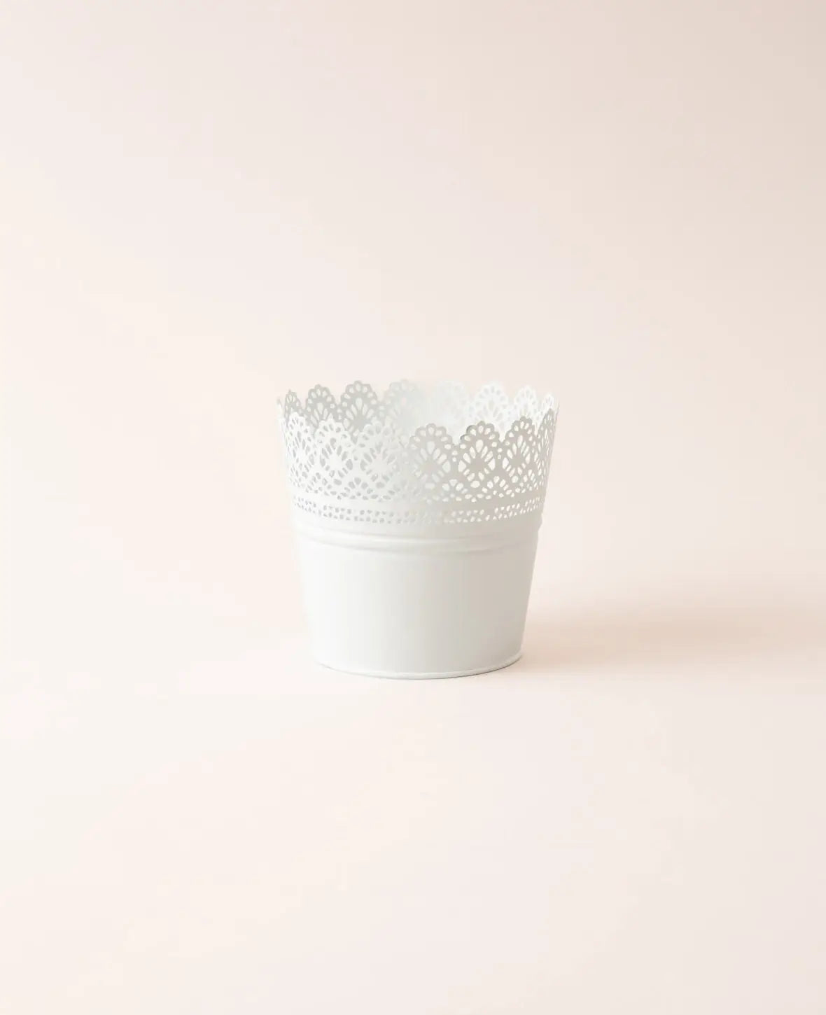 Blumentopf / Übertopf mit Spitzen aus Blech in Matt Weiss, Ø 14 x 12.5 cm