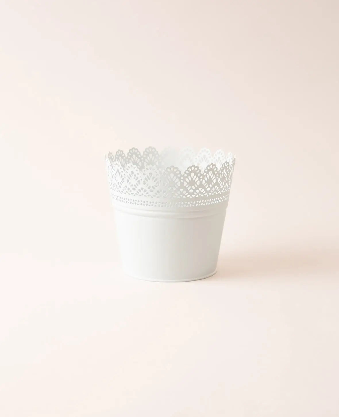Blumentopf / Übertopf mit Spitzen aus Blech in Matt Weiss, Ø 16 x 14 cm