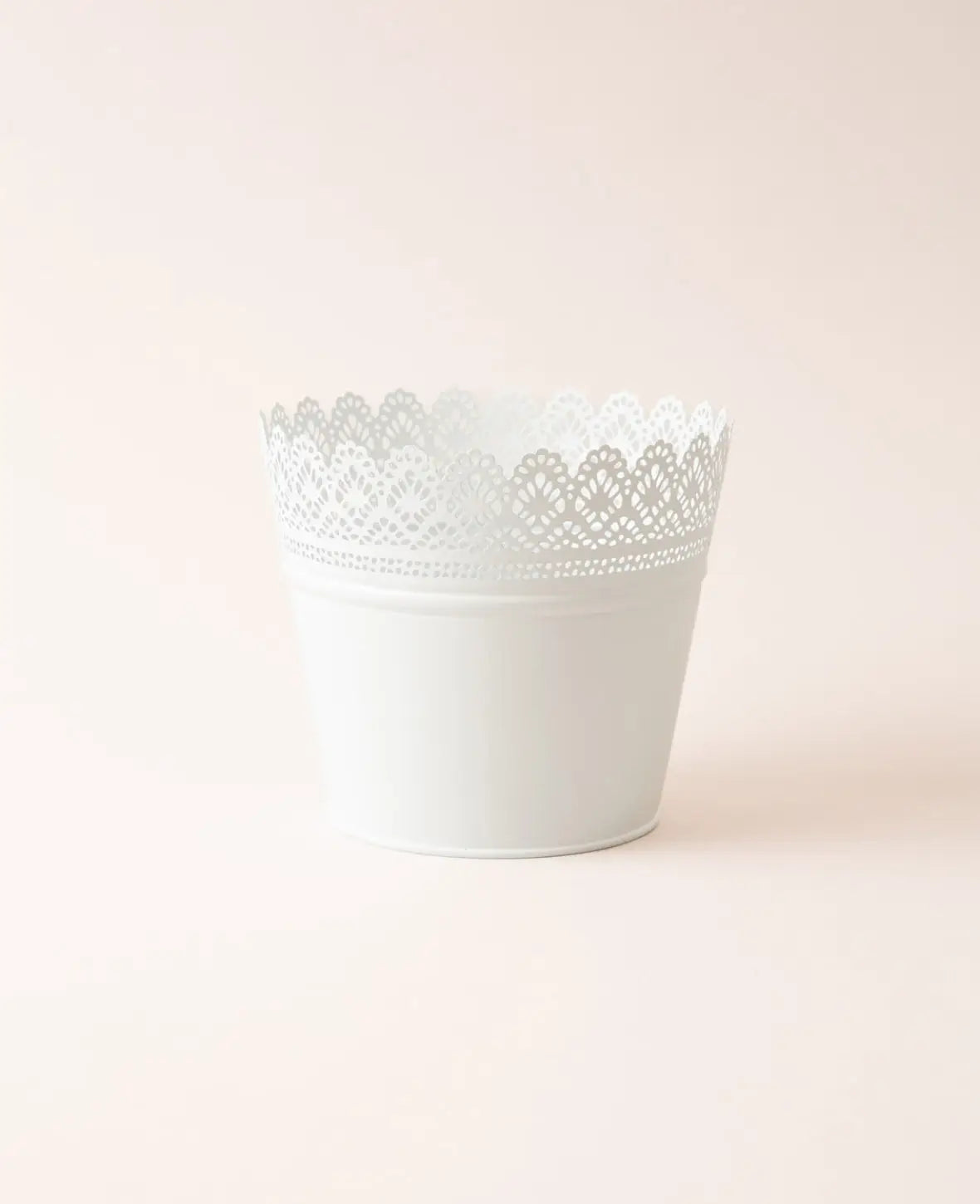 Blumentopf / Übertopf mit Spitzen aus Blech in Matt Weiss, Ø 18 x 16 cm