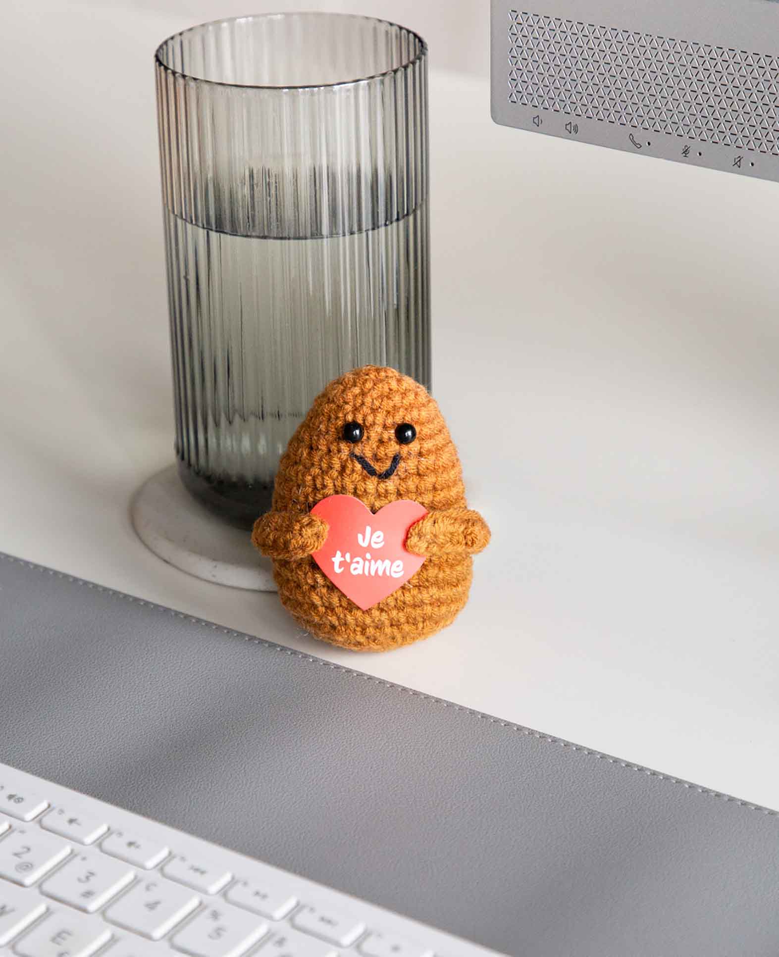 Positive Potato "Je t’aime", Gehäkeltes Mini Plüschtier / Glücksbringer, Braun, ca. 7.5 x 4 cm