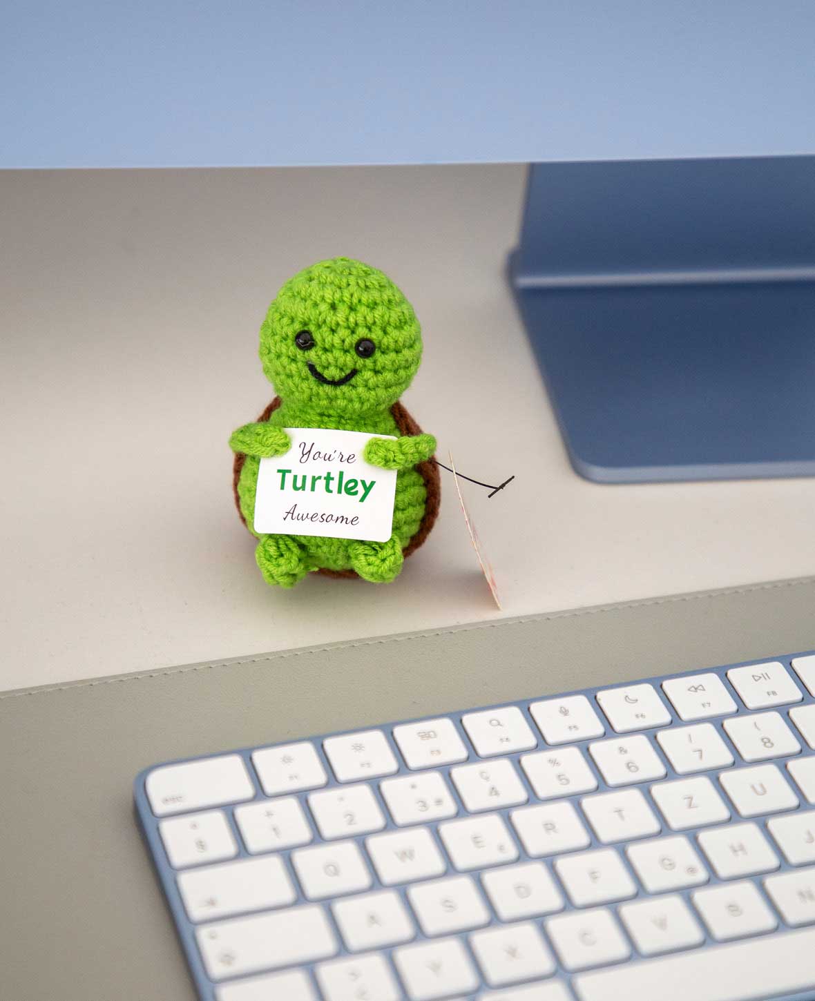 Positive Turtle "You're Turtley awesome", Gehäkeltes Mini Plüschtier / Glücksbringer, Grün, ca. 9 x 6.5 cm