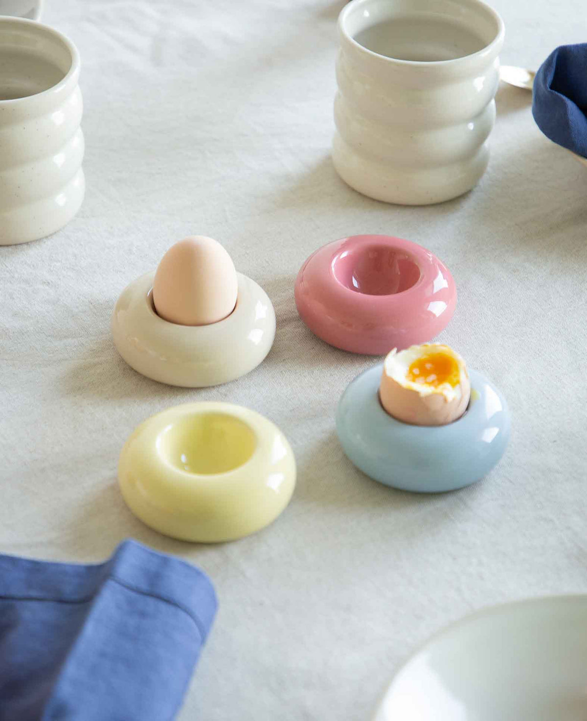 Eierbecher aus Steingut in Donut Form, Pastellfarben, 4 Stück
