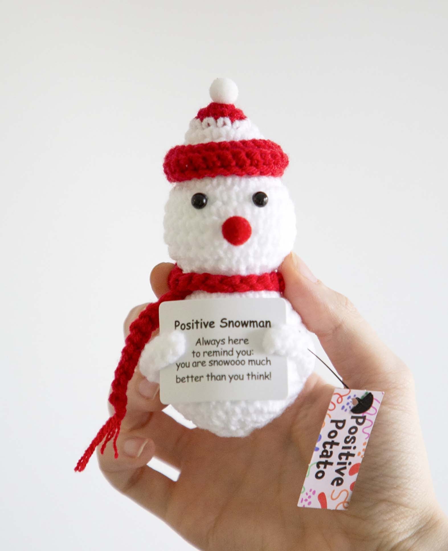 Positive Snowman, Gehäkeltes Mini Plüschtier / Glücksbringer, Weiss/Rot