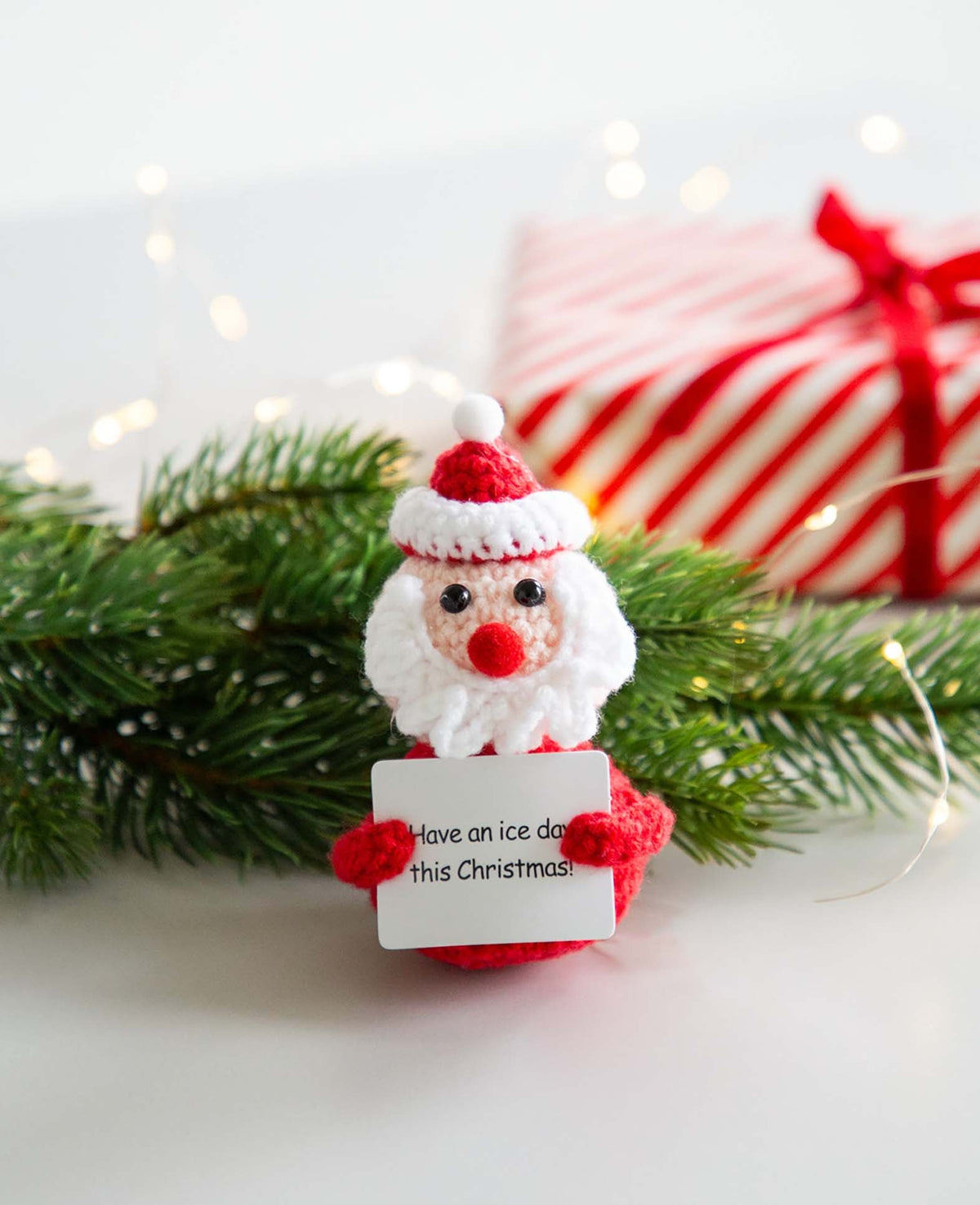 Positive Santa, Gehäkeltes Mini Plüschtier / Glücksbringer, Weiss/Rot, 7.5×4.5 cm