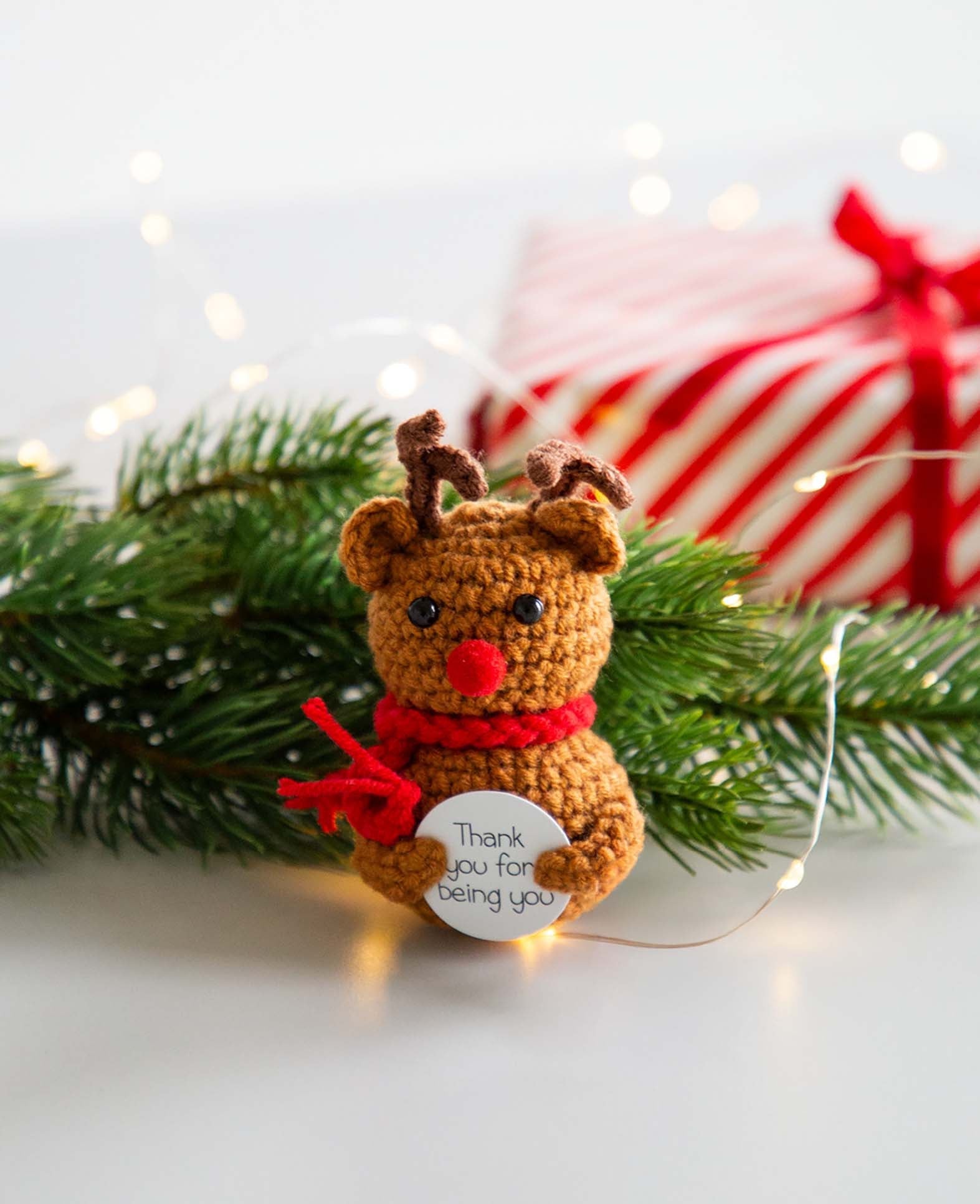 Positive Deer, Gehäkeltes Mini Plüschtier / Glücksbringer Braun/Rot, 7.5×4.5 cm
