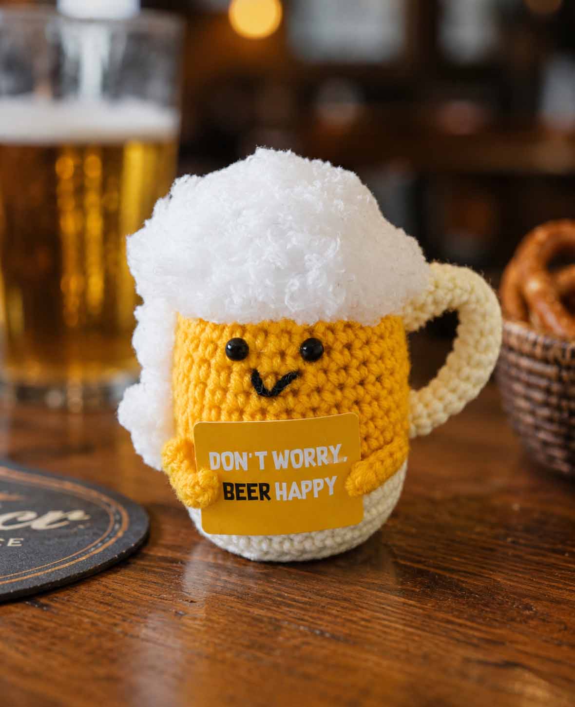 Positive Beer Cup, Gehäkeltes Mini Plüschtier / Glücksbringer, Gelb