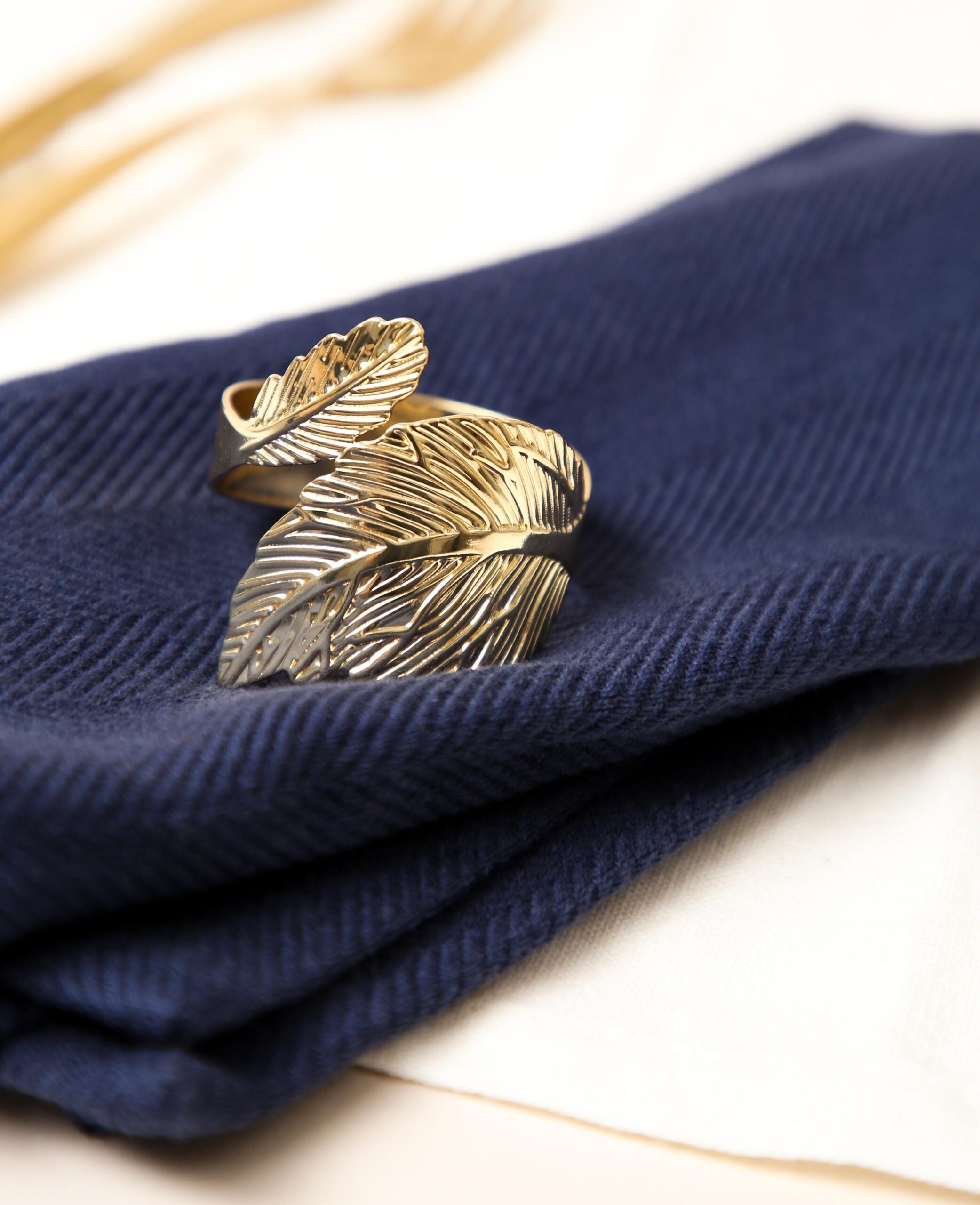 Eleganter Serviettenring in Feder / Blattform aus Metall für Stoffservietten, Ø 4.5 cm, Gold