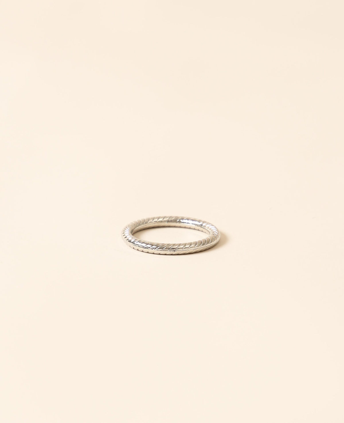 Minimalistischer, schmaler Serviettenring aus Metall mit Rillen für Stoffservietten, Ø 4.5 cm, Silber