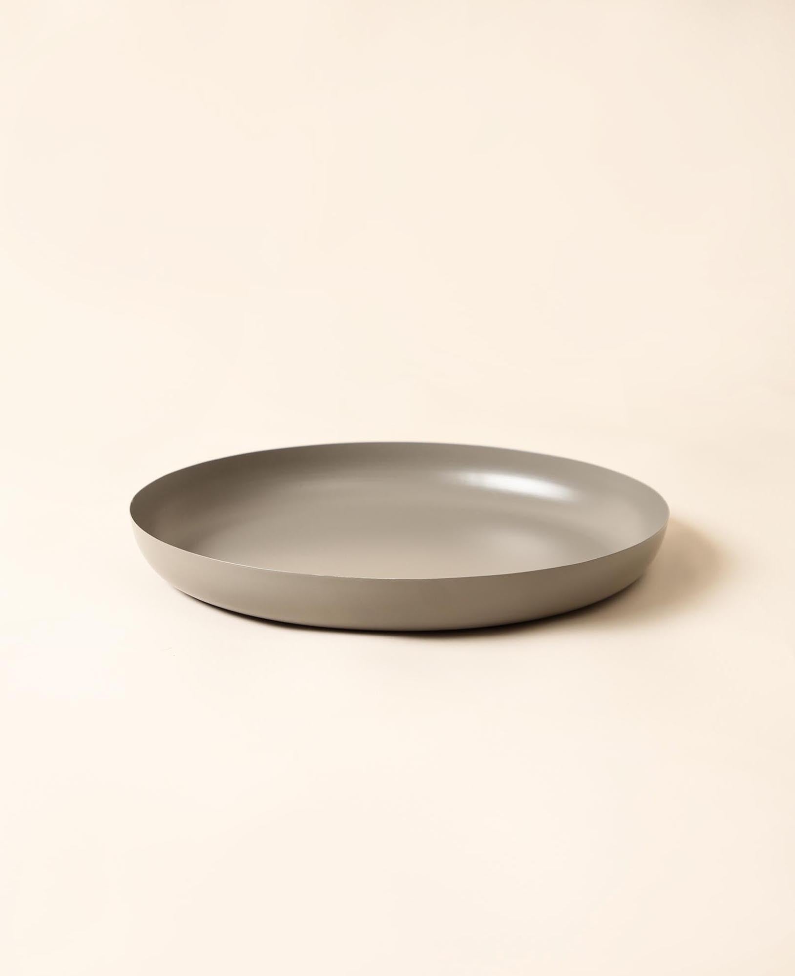 Rundes Serviertablett / Dekotablett aus taupe-farbenem Metall, Ø 30.5 cm