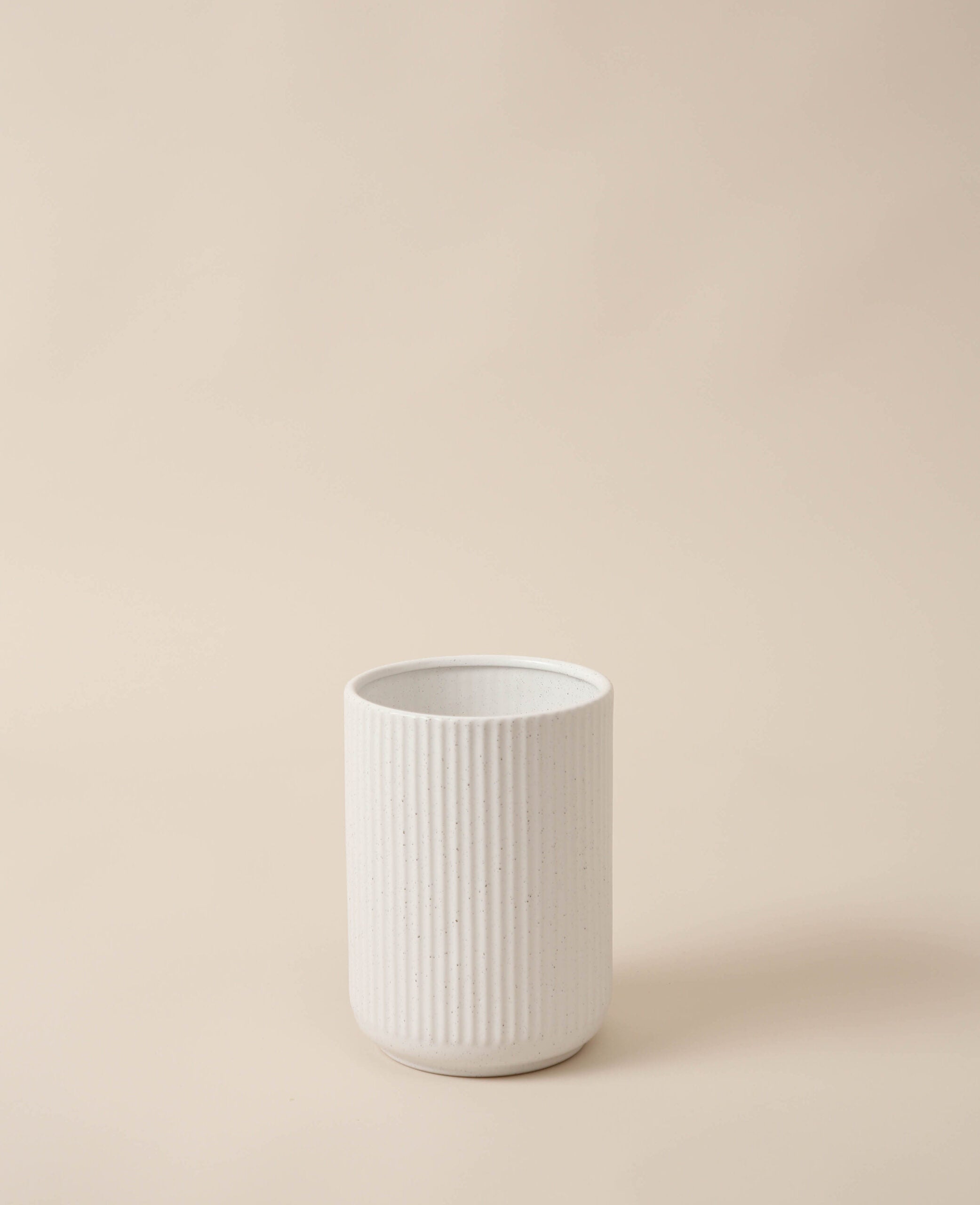 Keramikvase im Scandi Stil mit Rillen und feinem Brennmuster, 14 x 20 cm