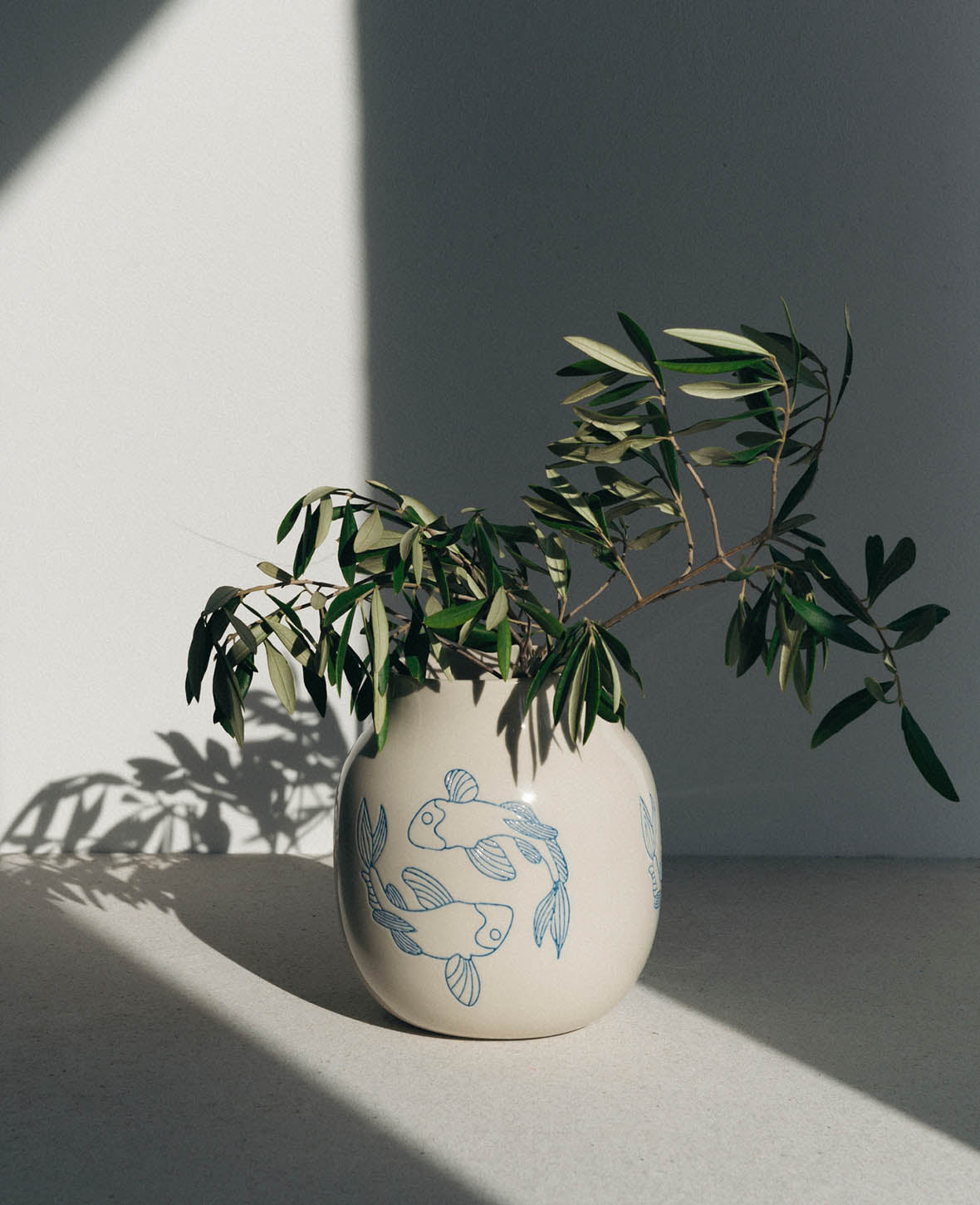 Keramikvase in Off-Weiss mit Koifisch Design, Ø 18 x H 20 cm