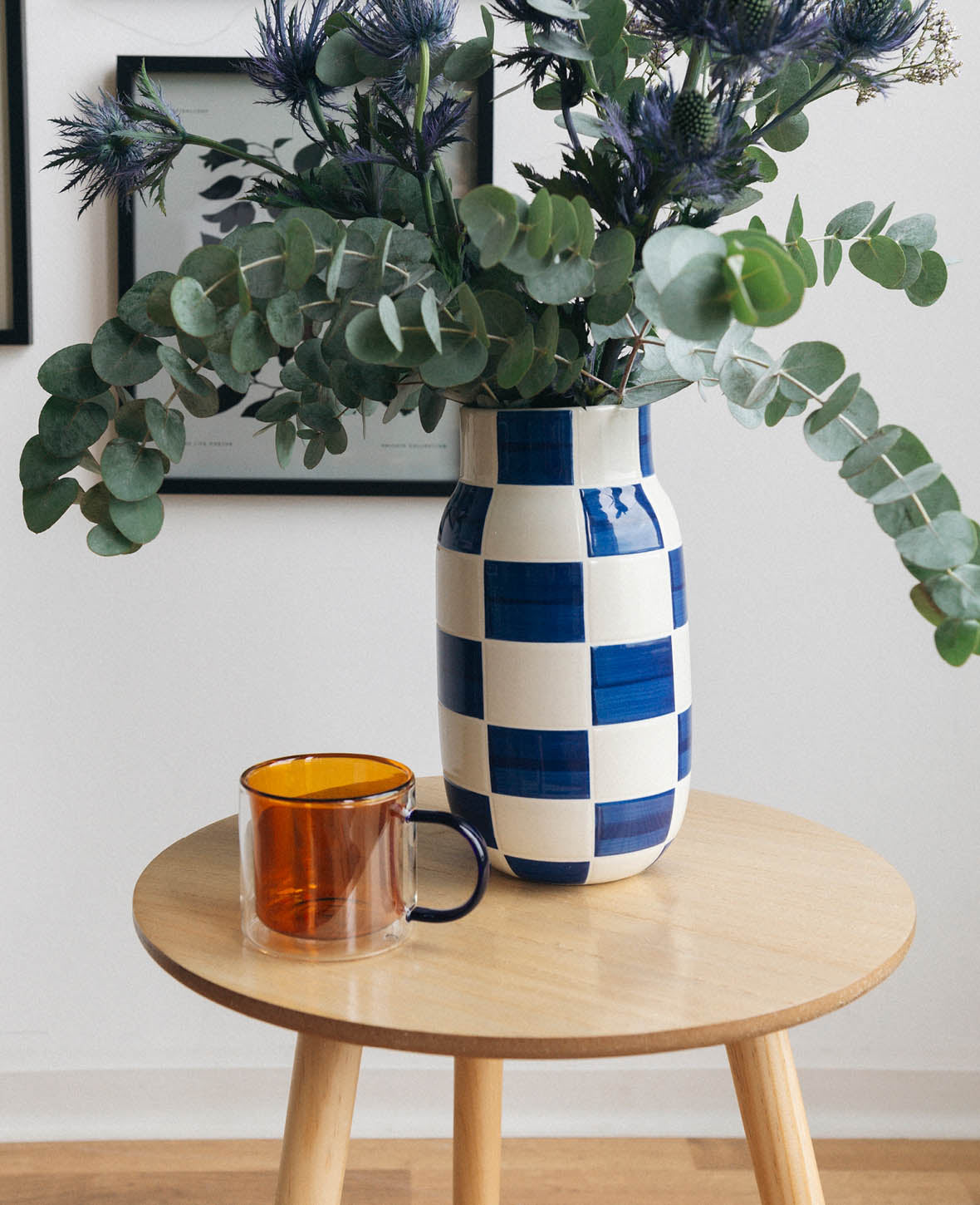 Blau-weiss karierte Keramikvase, H 25 cm x Ø 14 cm