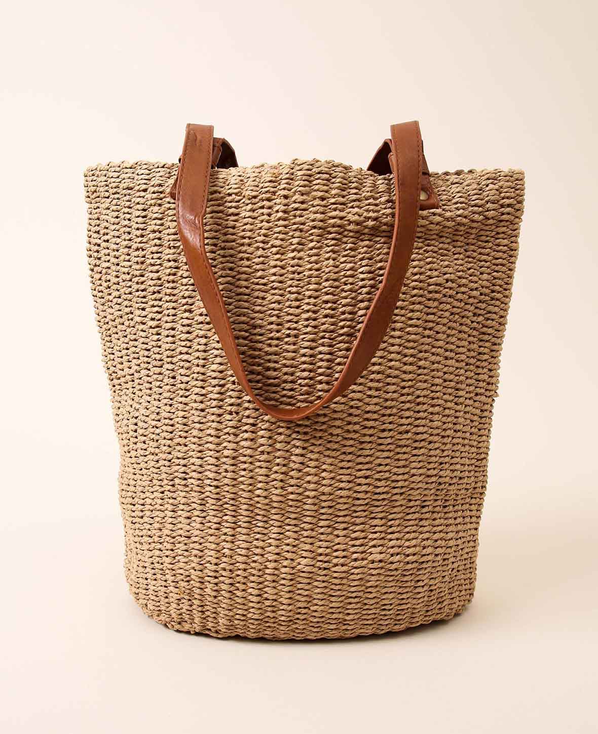 Braune, geflochtene Tasche aus Naturmaterialien, mit Innenfutter und veganem Lederriemen, H 42 x B 36 x T 15 cm