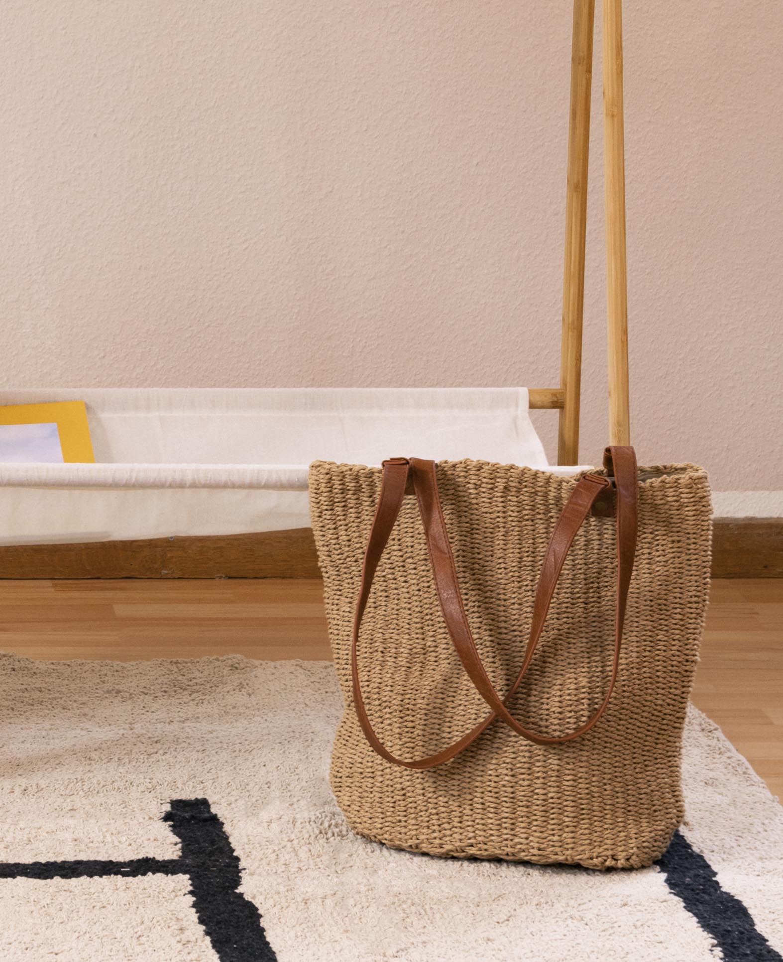 Braune, geflochtene Tasche aus Naturmaterialien, mit Innenfutter und veganem Lederriemen, H 42 x B 36 x T 15 cm