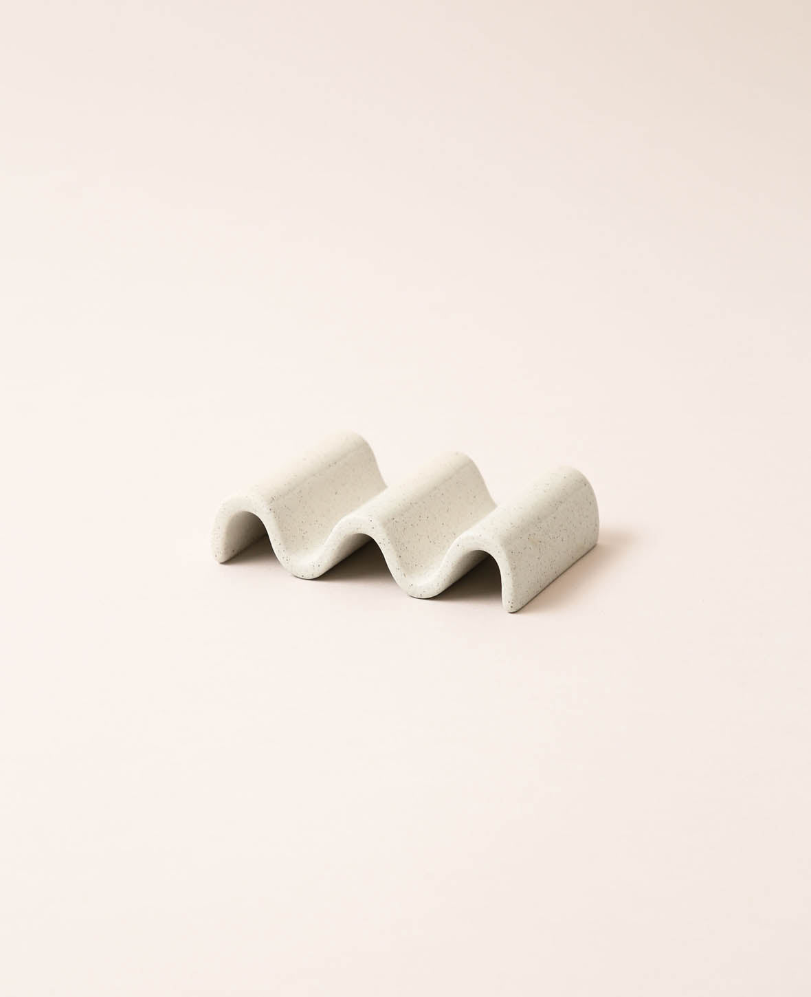 Keramik Seifenhalter in Wellenform, beige mit schwarzen Sprenkeln, 8 x 11.5 cm x H 3 cm