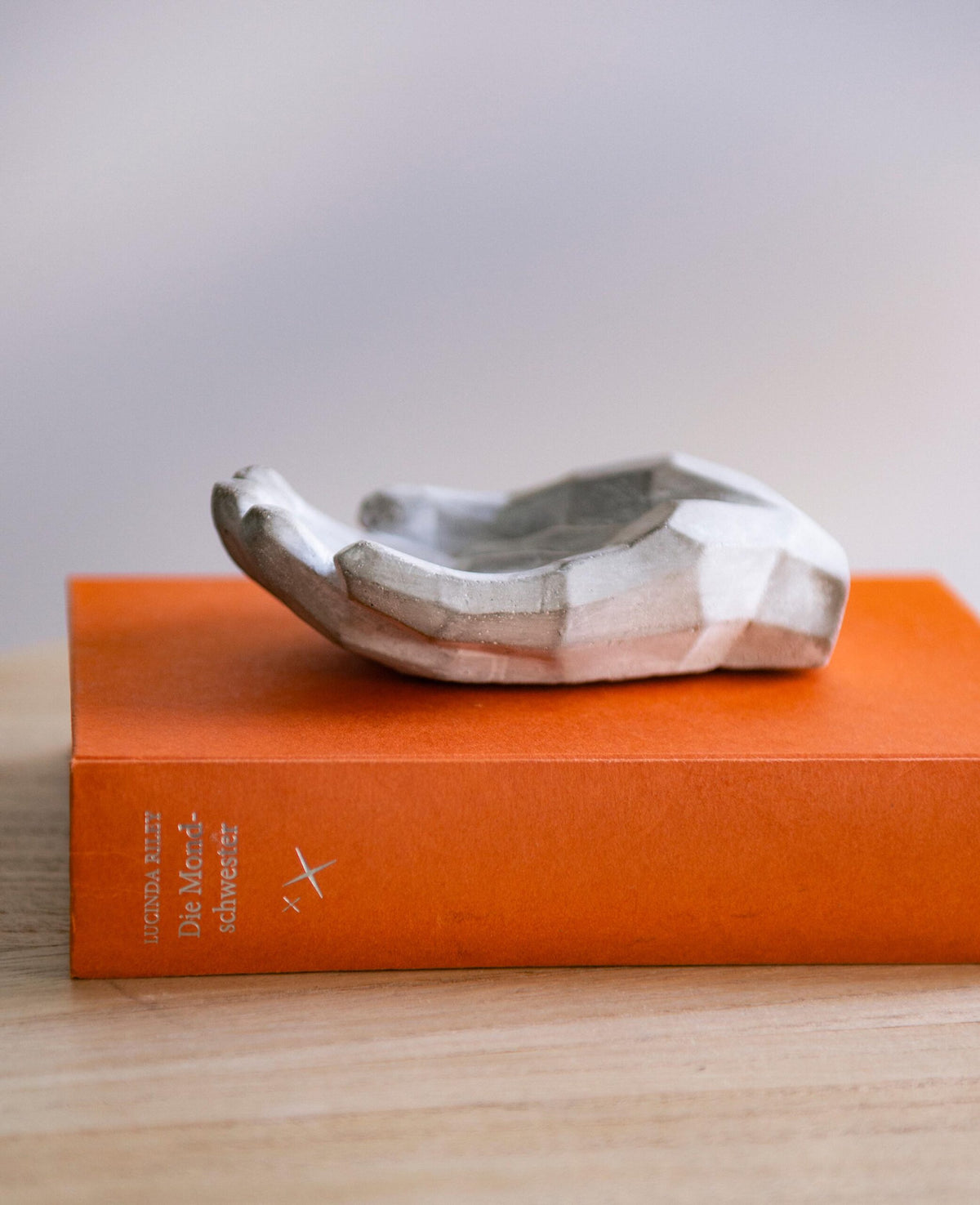 Main en ciment, 14.5x9xH4cm
