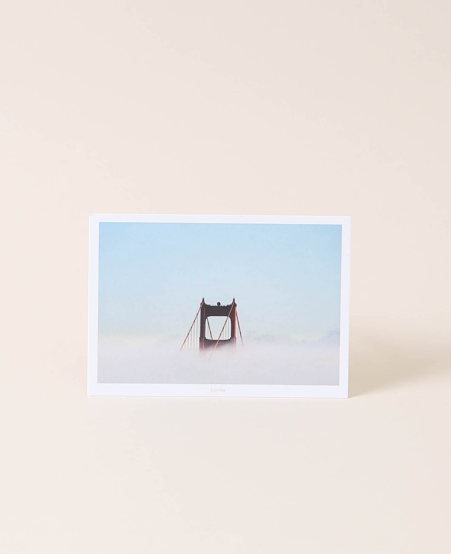 Postkarte mit der San Francisco Golden Gate Bridge in Wolken umhüllt, 10 cm x 15 cm