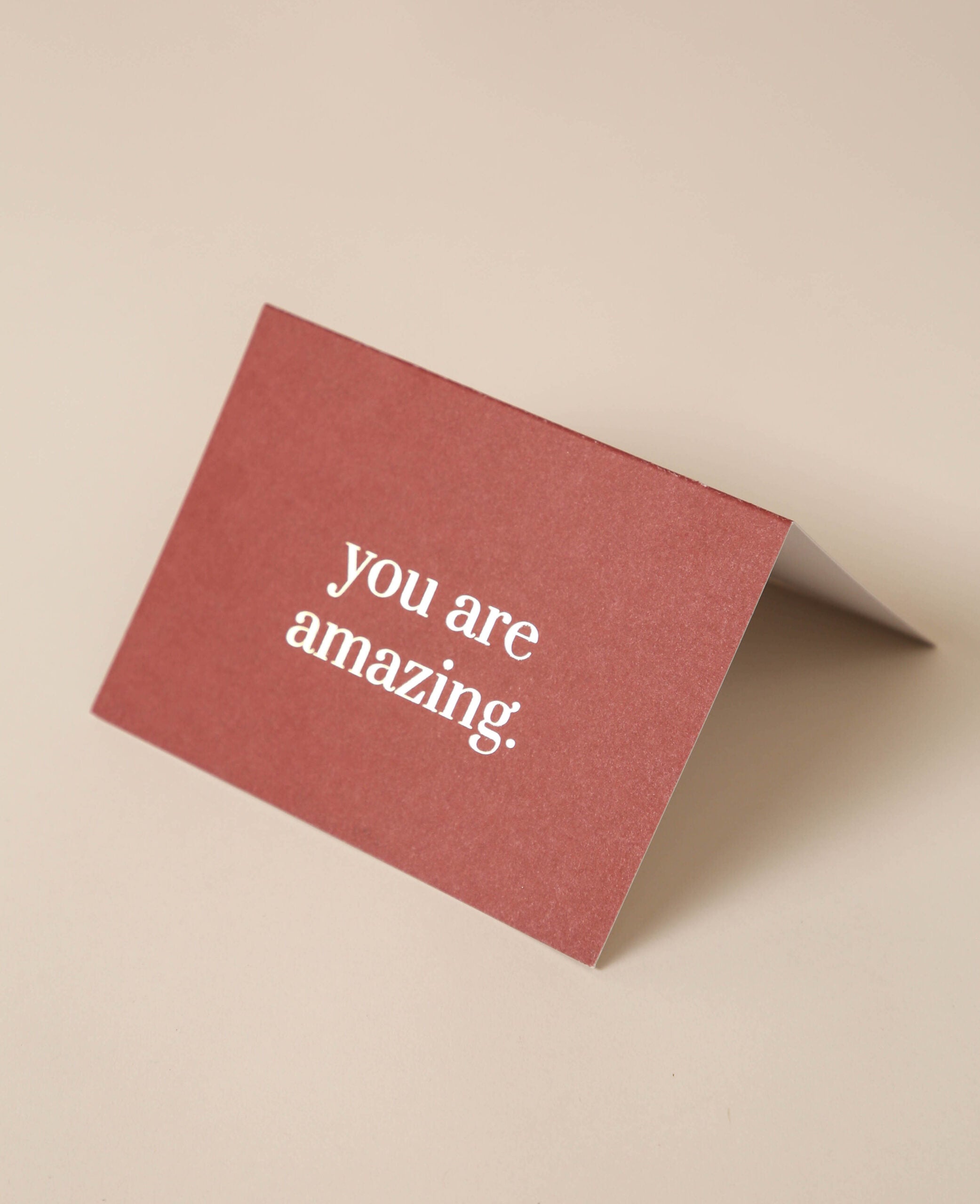 Carte pliante rouge foncé.