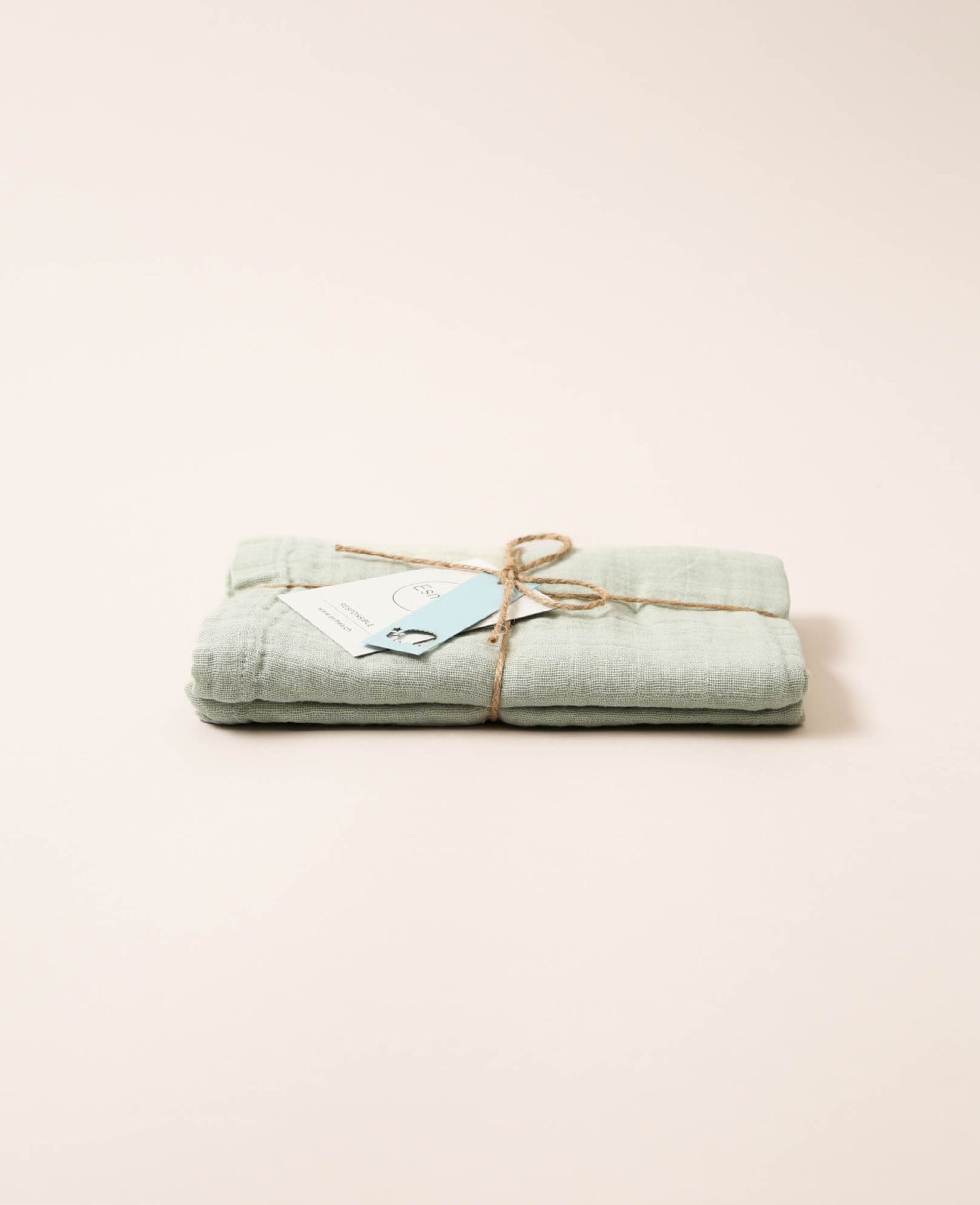 Musselin Tuch / Mulltuch aus 100% Bio Baumwolle als Nuscheli für Babys oder als Mode- und Dekoaccessoire in Salbeigrün, 75 x 75 cm