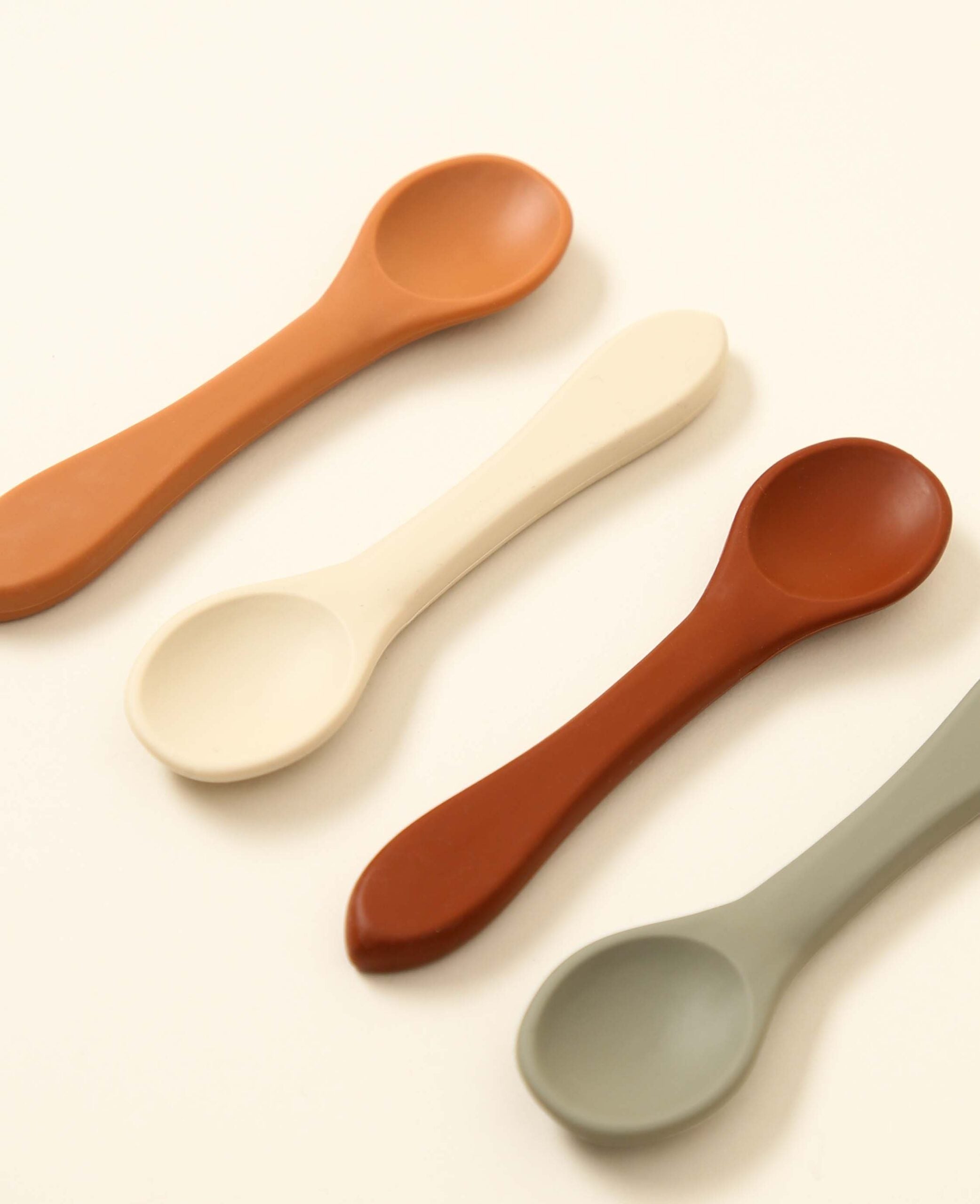 Vierteiliges Löffelset für Kinder aus Silikon, verschiedenfarbig, 14 cm x 1 cm