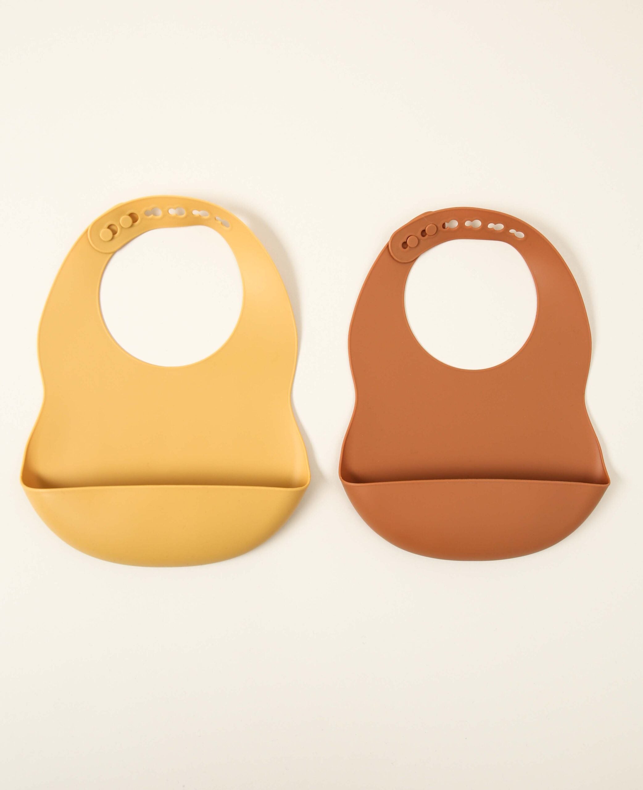 2er Pack Lätzchen aus Silikon mit Auffangschale, grössenverstellbar, gelb und rot, Ø 11 cm