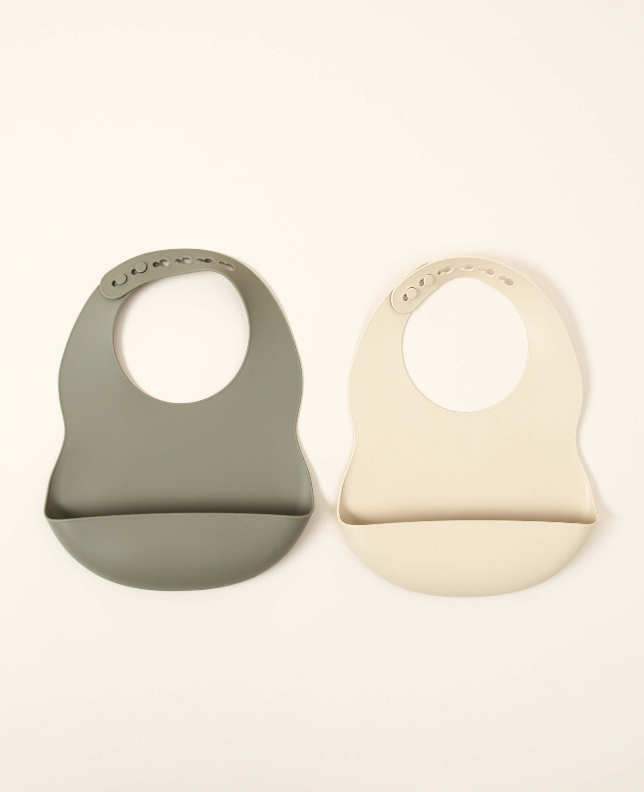 2er Pack Lätzchen aus Silikon mit Auffangschale, grössenverstellbar, grau und beige, Ø 11 cm