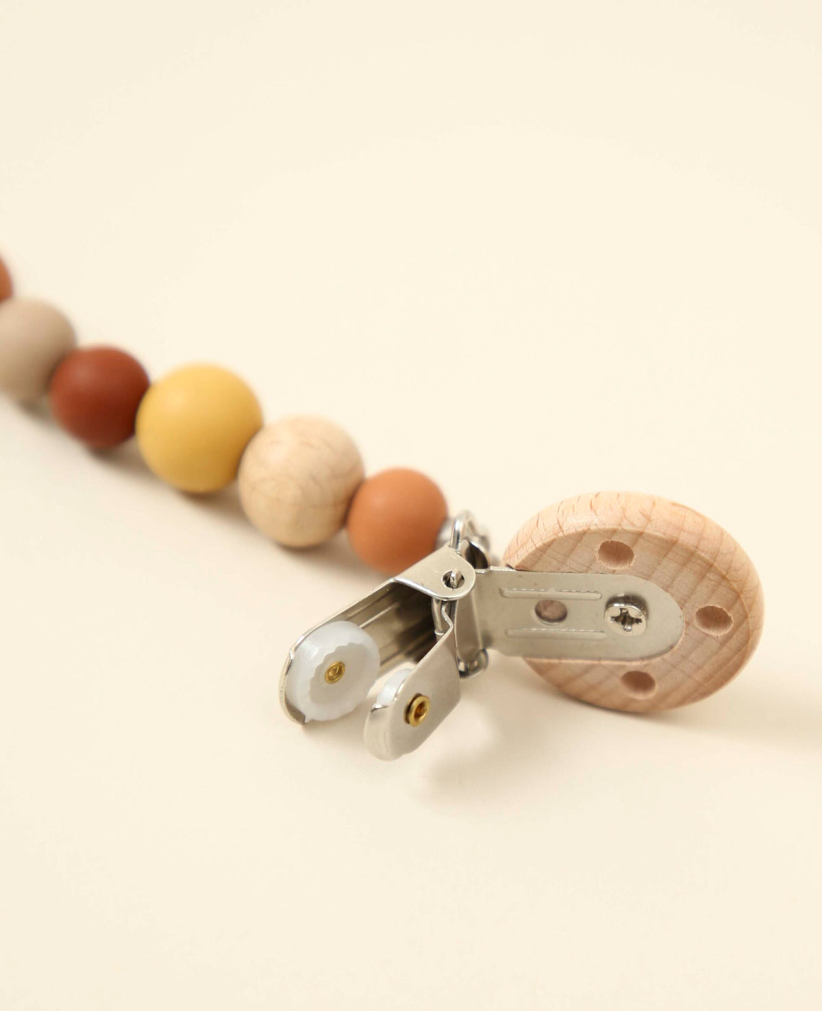Nuggikette / Schnullerkette "Sienna" in Gelb- /Rottönen, aus Holz und Silikon, 23 cm
