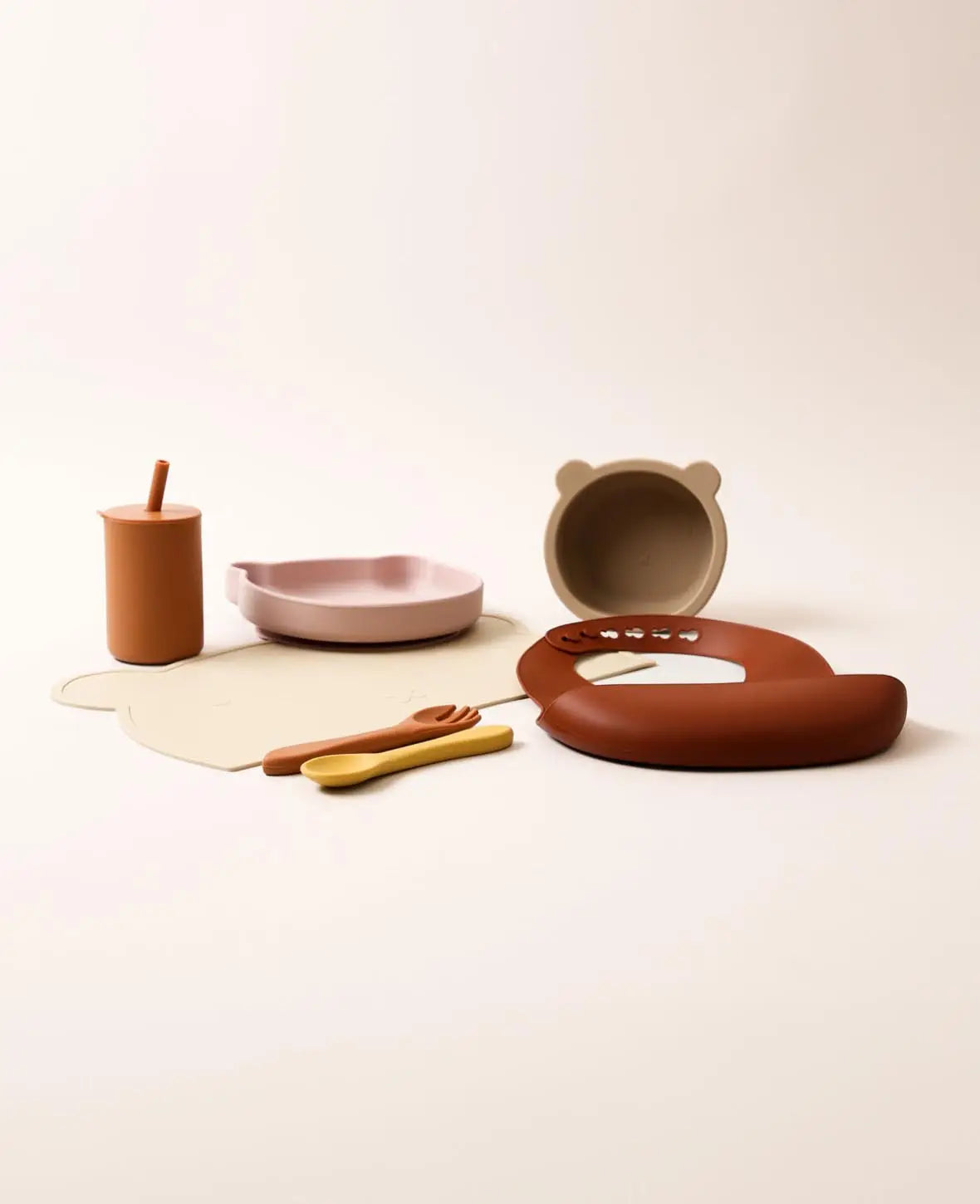 Kinder Geschirrset "Bär", aus Silikon in Sienna/Beige/Rostrot, mit Tellern, Besteck, Becher, Tischset und Lätzchen