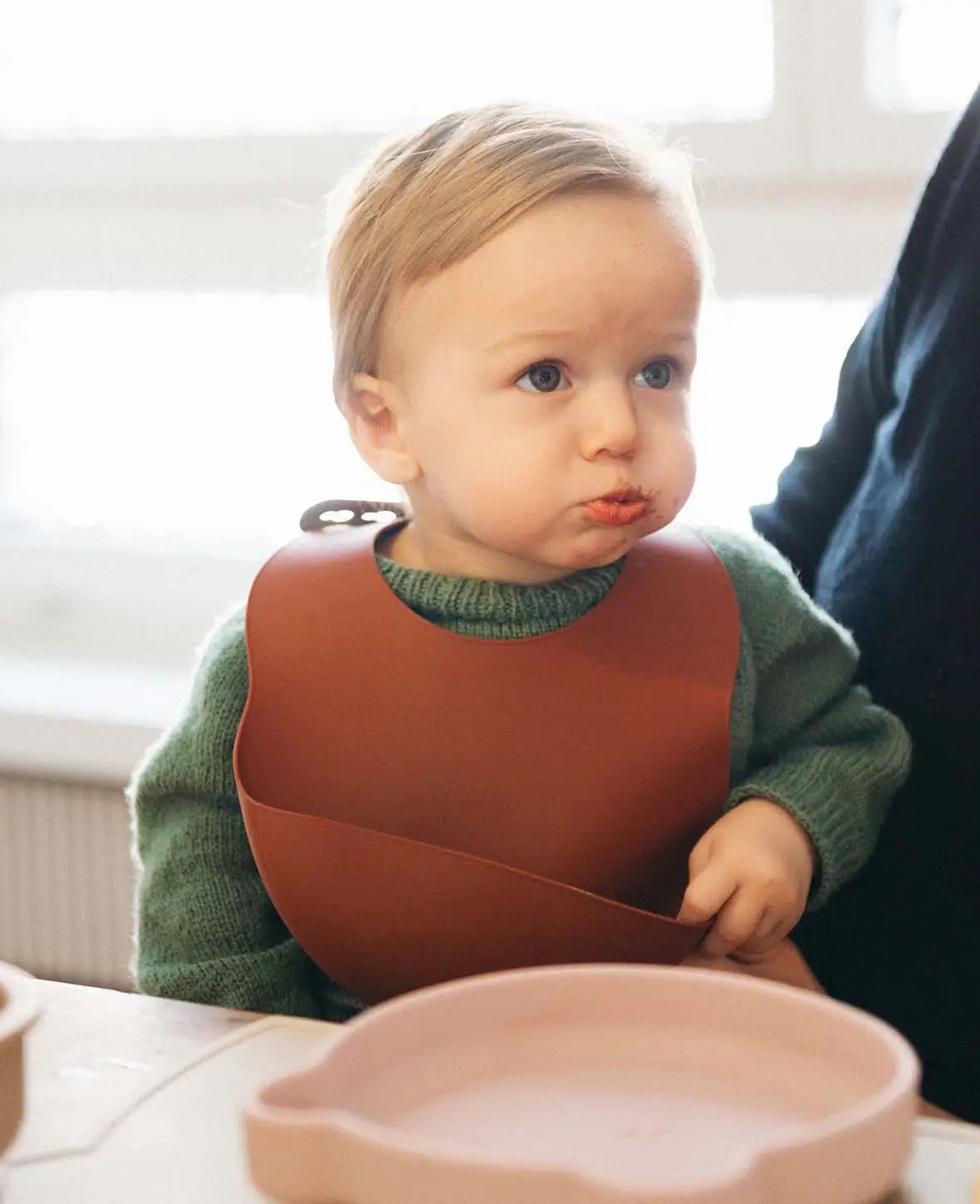 Kinder Geschirrset "Bär", aus Silikon in Sienna/Beige/Rostrot, mit Tellern, Besteck, Becher, Tischset und Lätzchen