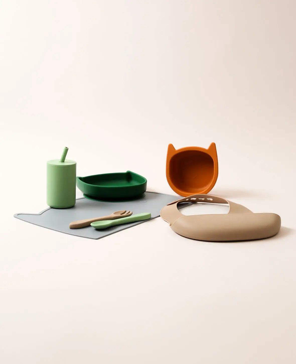 Kinder Geschirrset "Katze", aus Silikon in Grün/Beige/Grau, mit Tellern, Besteck, Becher, Tischset und Lätzchen