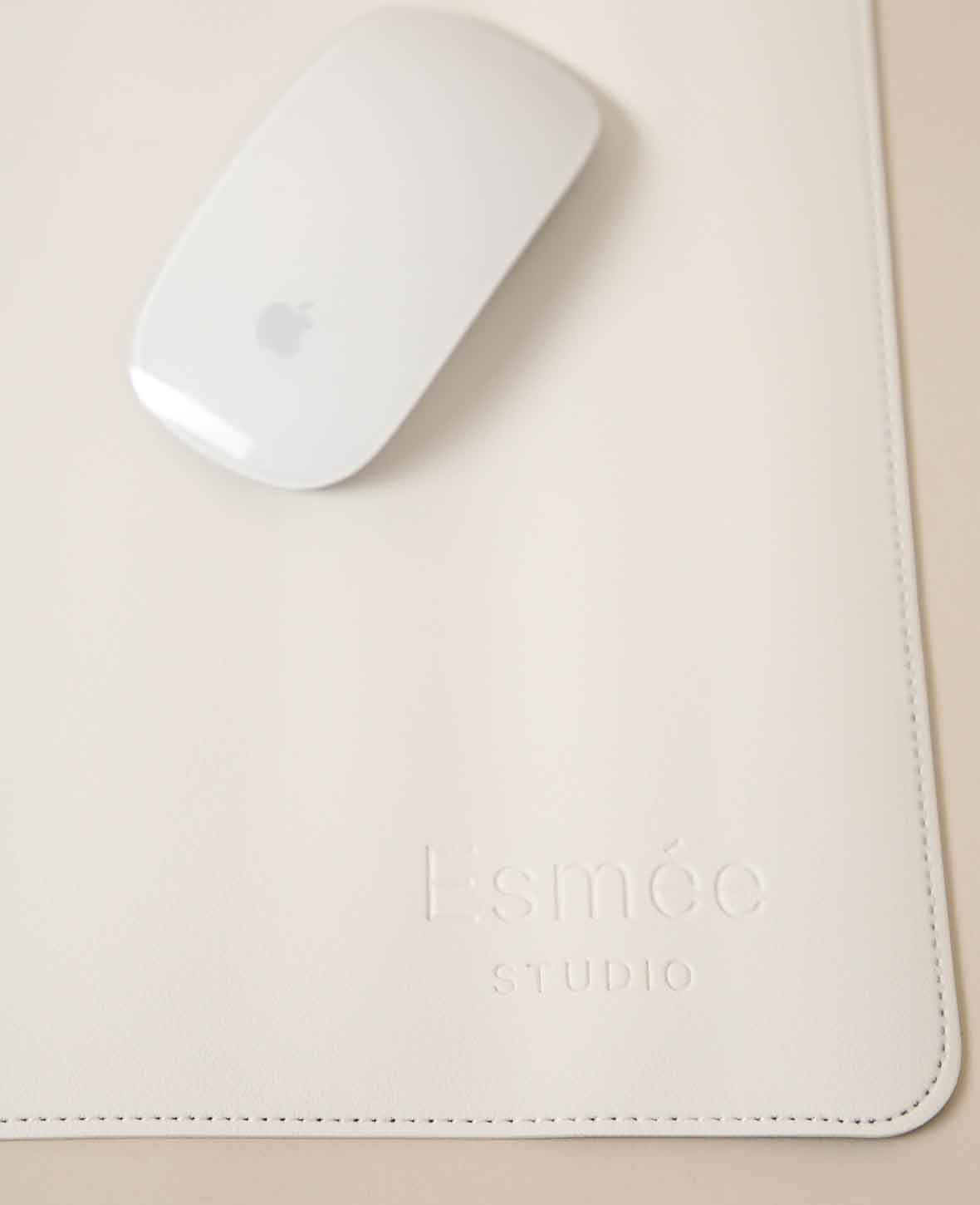 Schreibtischmatte aus veganem Leder in Weiss, mit rutschfester Unterseite, 80 x 40 cm