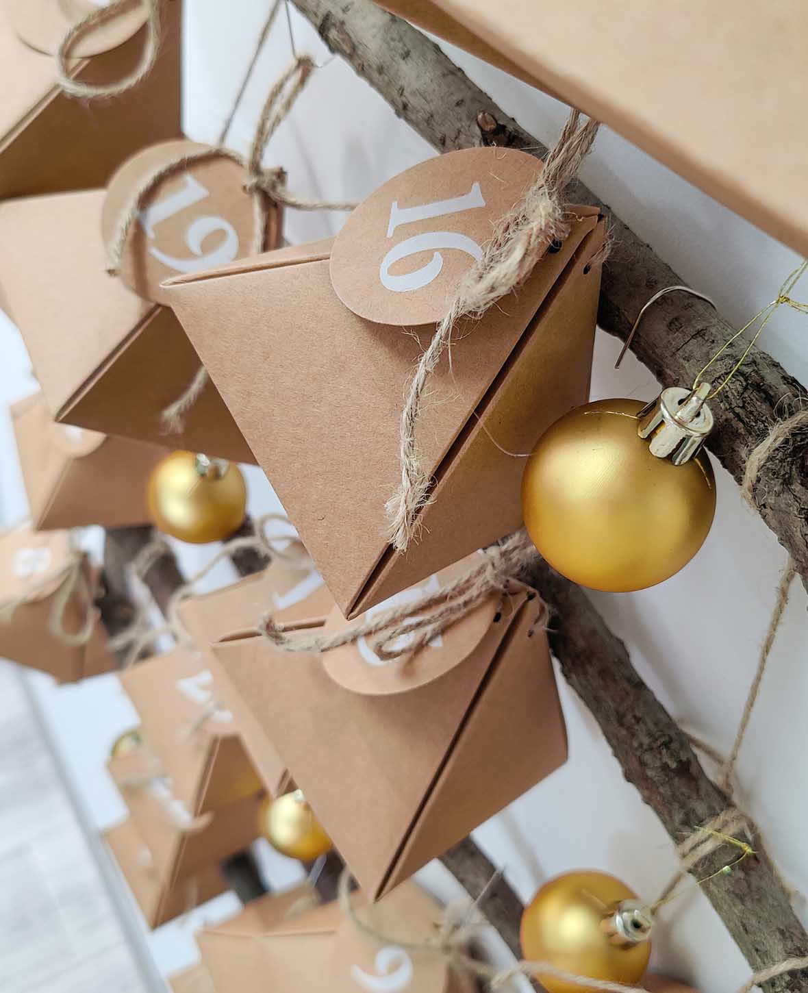 Adventskalender-Boxen 8x8x8 cm mit Kreisförmigen Zahlenanhänger und Schnur, Adventskalender zum Befüllen in dreieckigen Papierboxen, braun, 49tlg.
