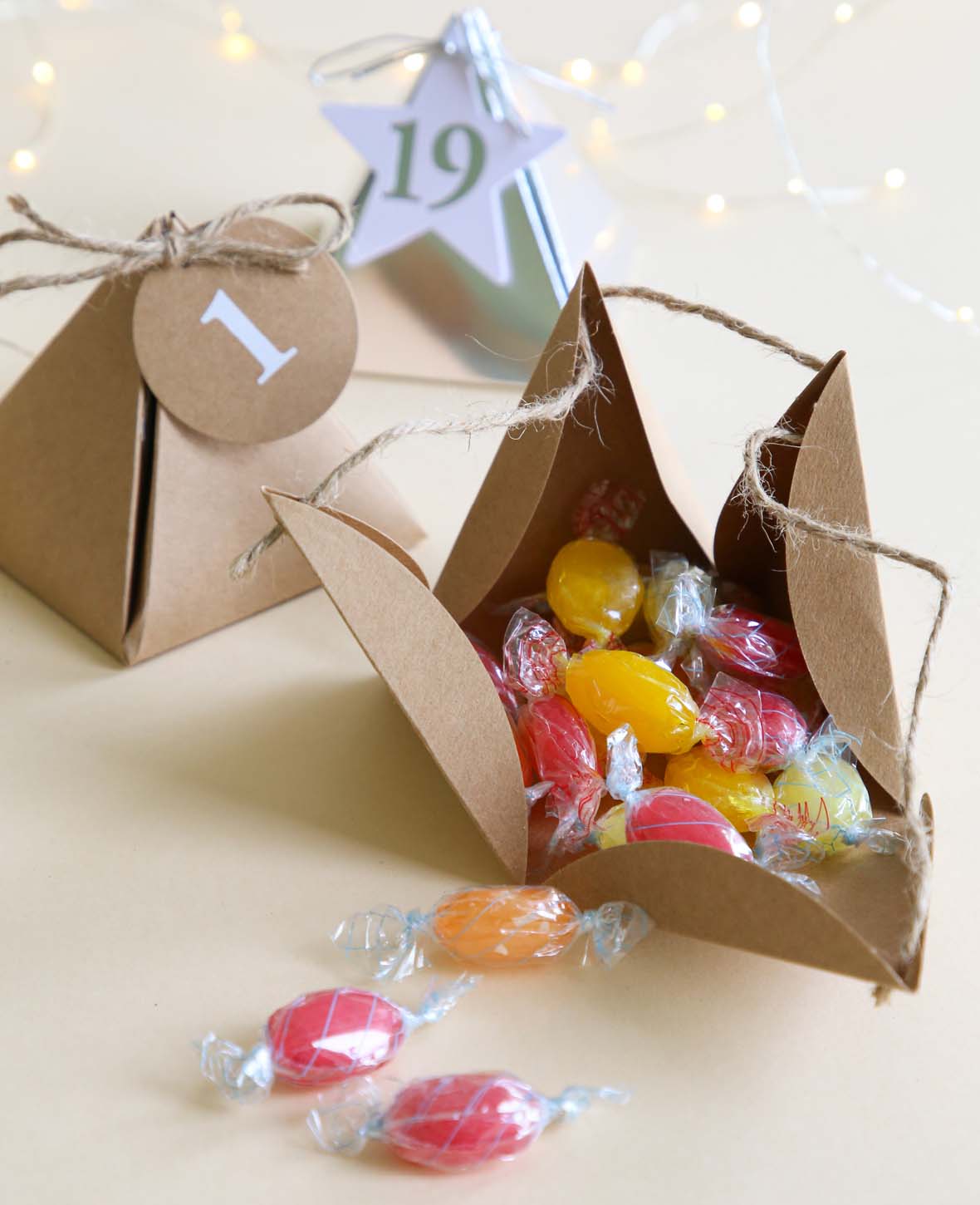 Boîtes Calendrier de l'Avent Argent/Blanc, 8×8×8 cm, 49 p.