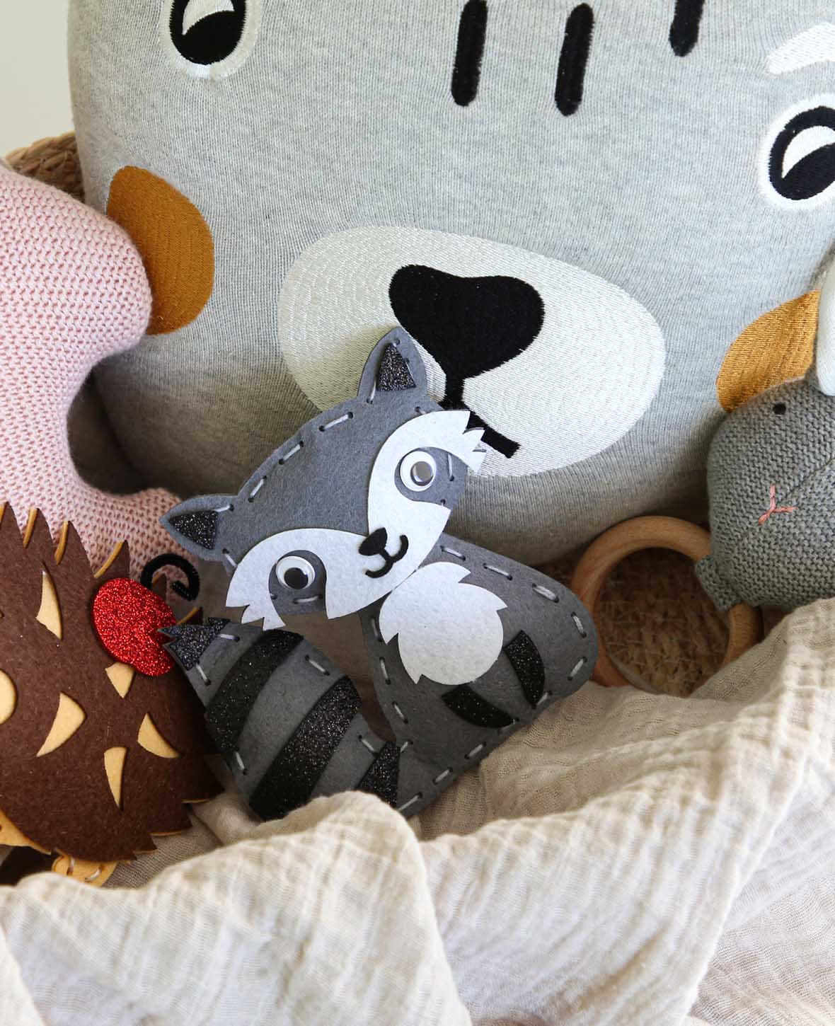Felt Sewing Kit Forest Animals, Complete Set incl. Accessories & Instructions, Children Ages 6+, Multicoloured, 43 pieces.
