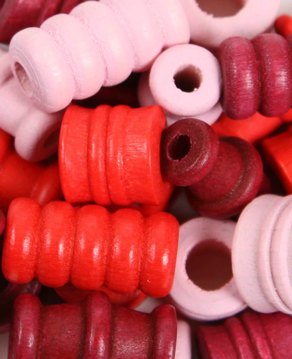 Mélange de perles en bois de hêtre, tons rouges, 8–14 mm, trou env. 3–7 mm, env. 23 g