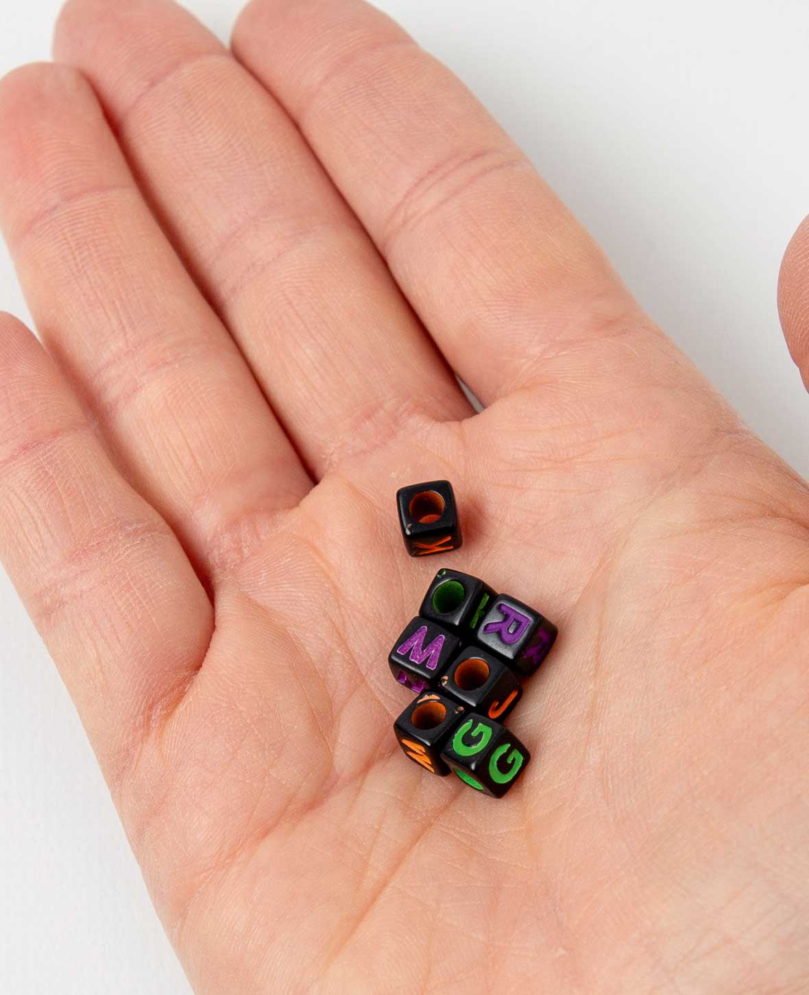 Schmuckperlen – Buchstaben eckig, schwarz/bunt, 6 mm, 50 g