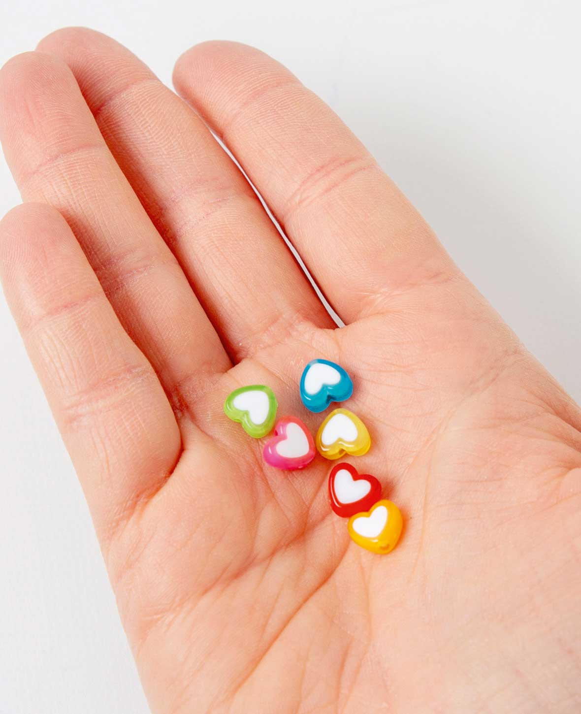 Schmuckperlen – Herz bunt, 8x7 mm, 50 Stk., Kunststoff