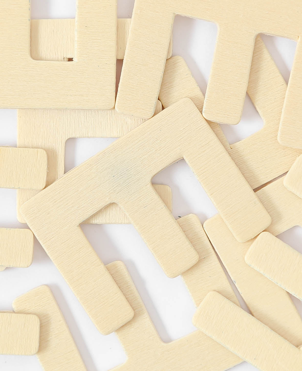 Wooden letter E, 3 x 0.3 x 4 cm, brown, 1 pc.