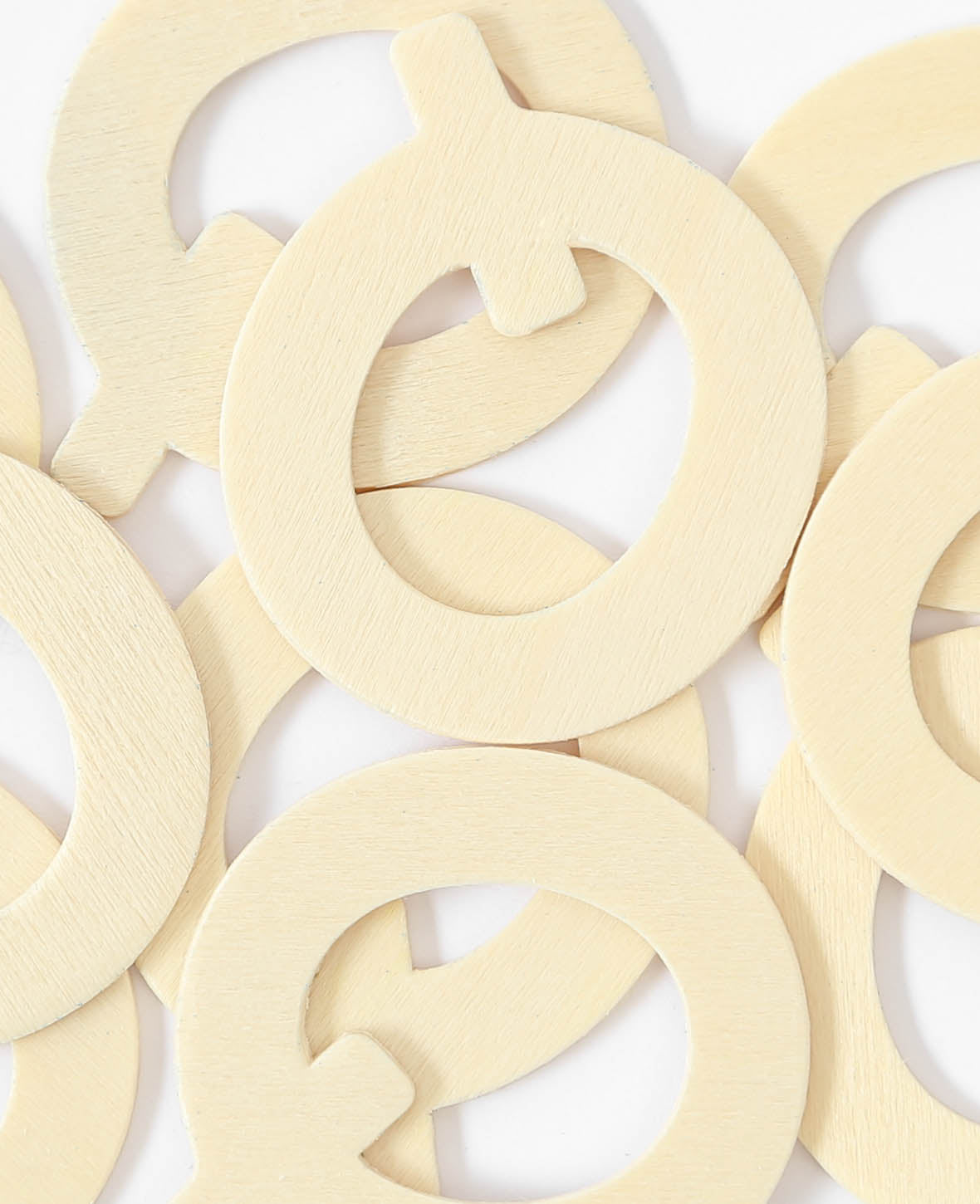 Wooden letter Q, 3.5 x 0.3 x 4 cm, brown, 1 pc.