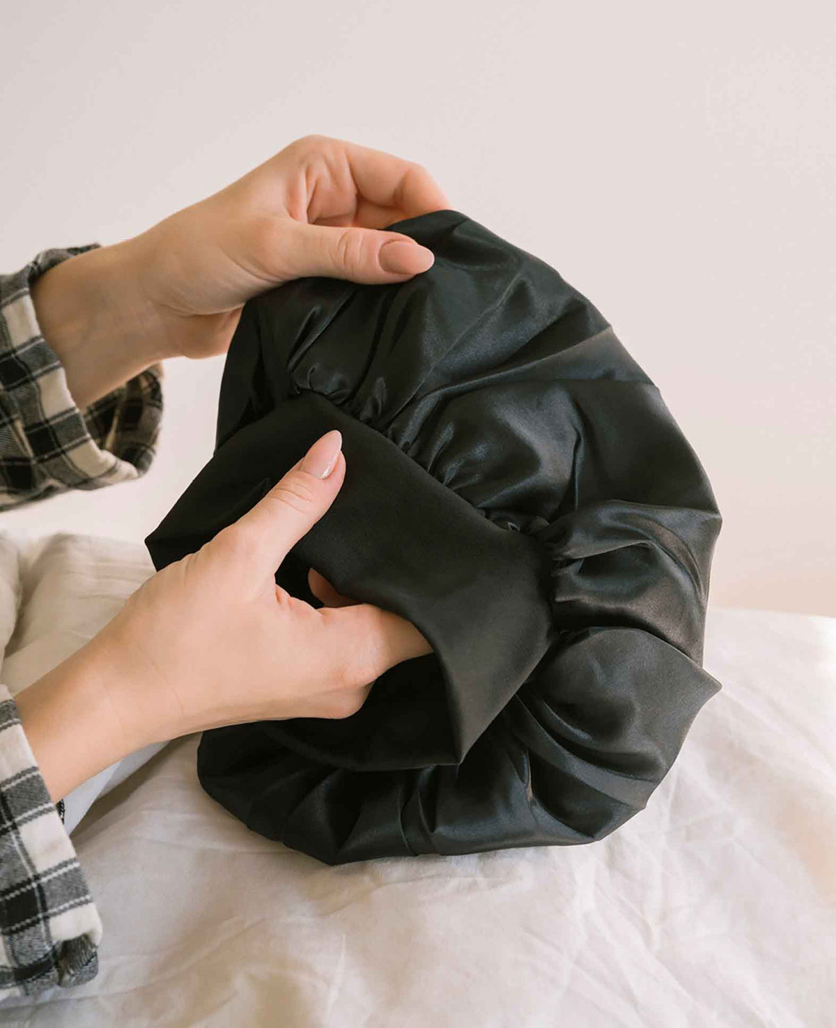 (Ø22cm) Elastische Satin Nachtmütze Haar Schlafmütze Bonnet - Schwarz