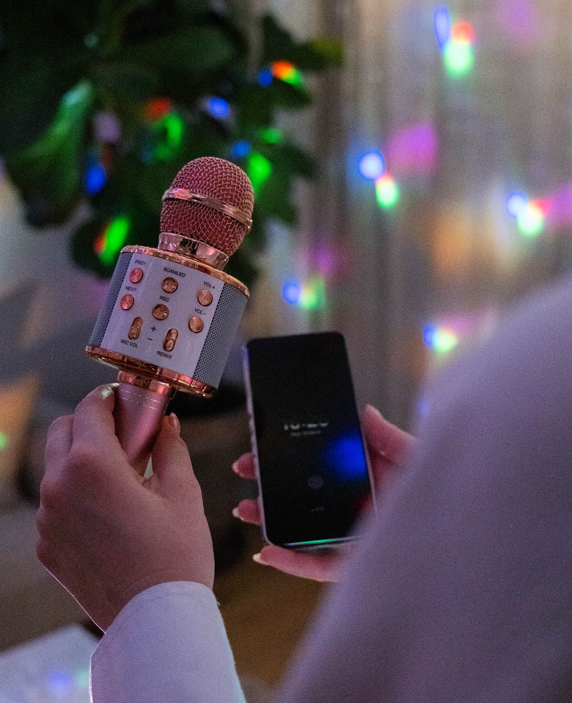 Karaoke Microphone with Bluetooth / AUX / TF Card and Integrated Speaker