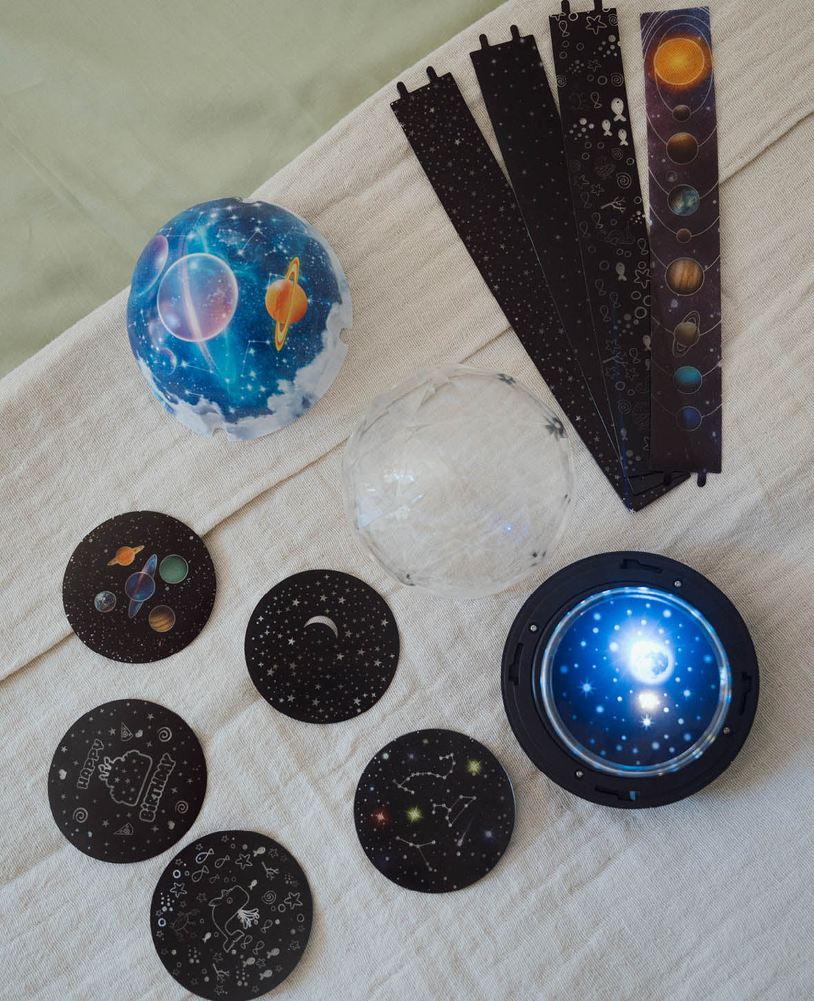 2in1 LED Sternenhimmel Projektor / Nachtlicht mit 360° Drehung, 6 verschiedene Wechselmotive