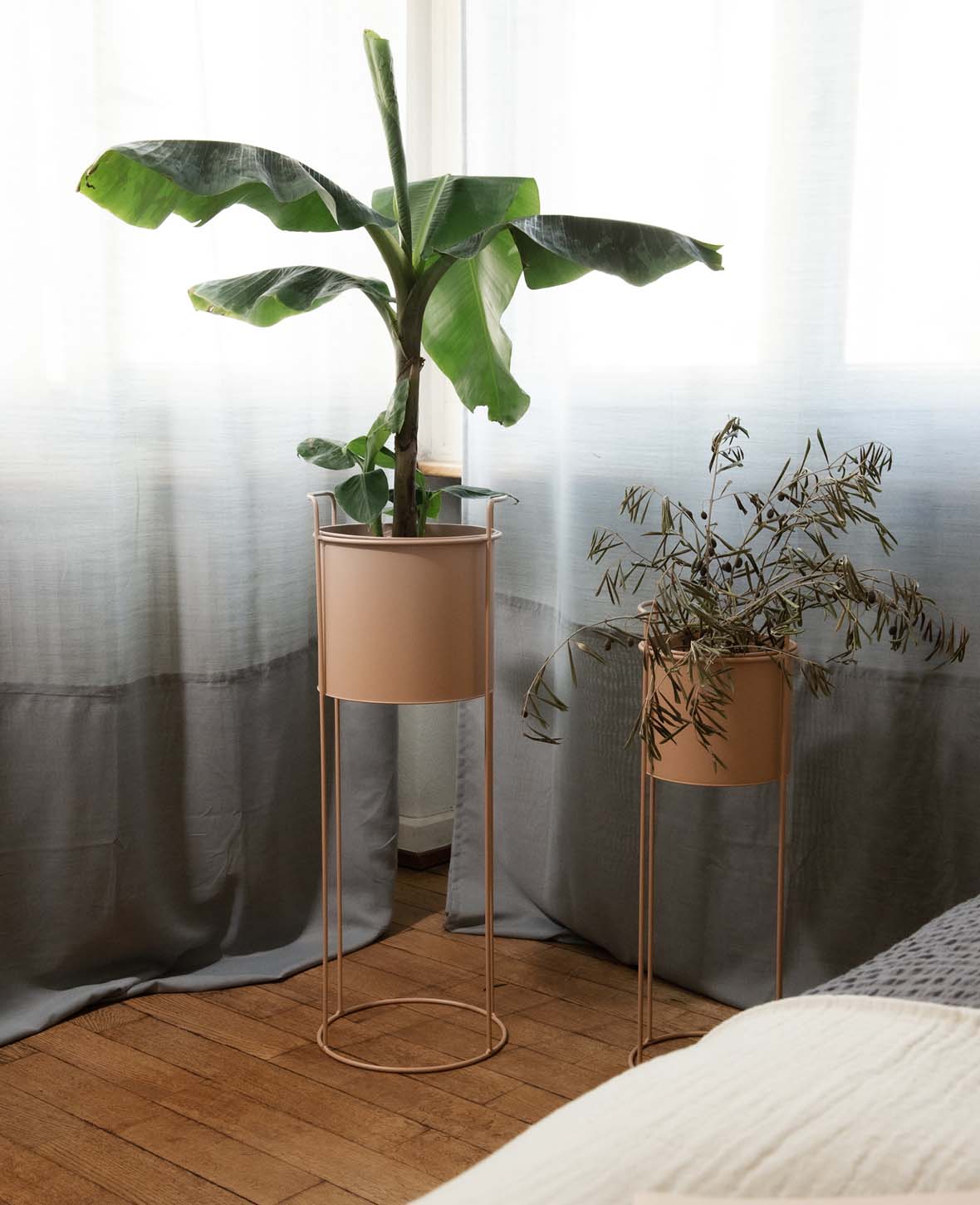 Nudefarbener Stehtopf / Blumentopf mit Beinen, altrosa, 76 cm