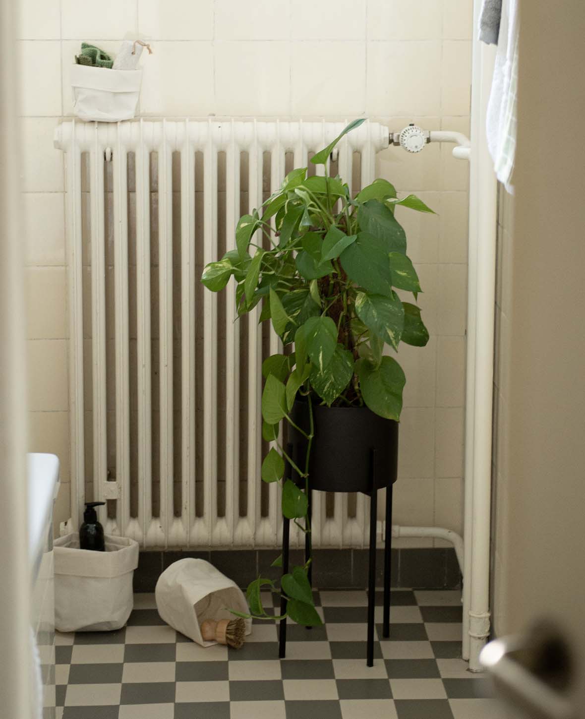 Stehtopf / Blumentopf mit Beinen aus Metall, matt schwarz, 62 cm