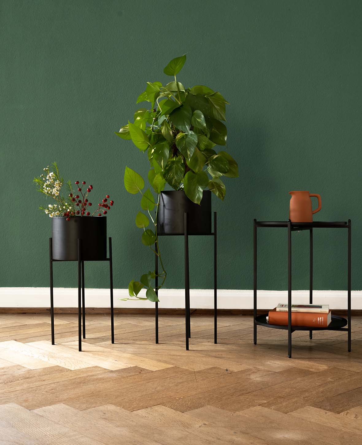 Stehtopf / Blumentopf mit Beinen aus Metall, matt schwarz, 62 cm