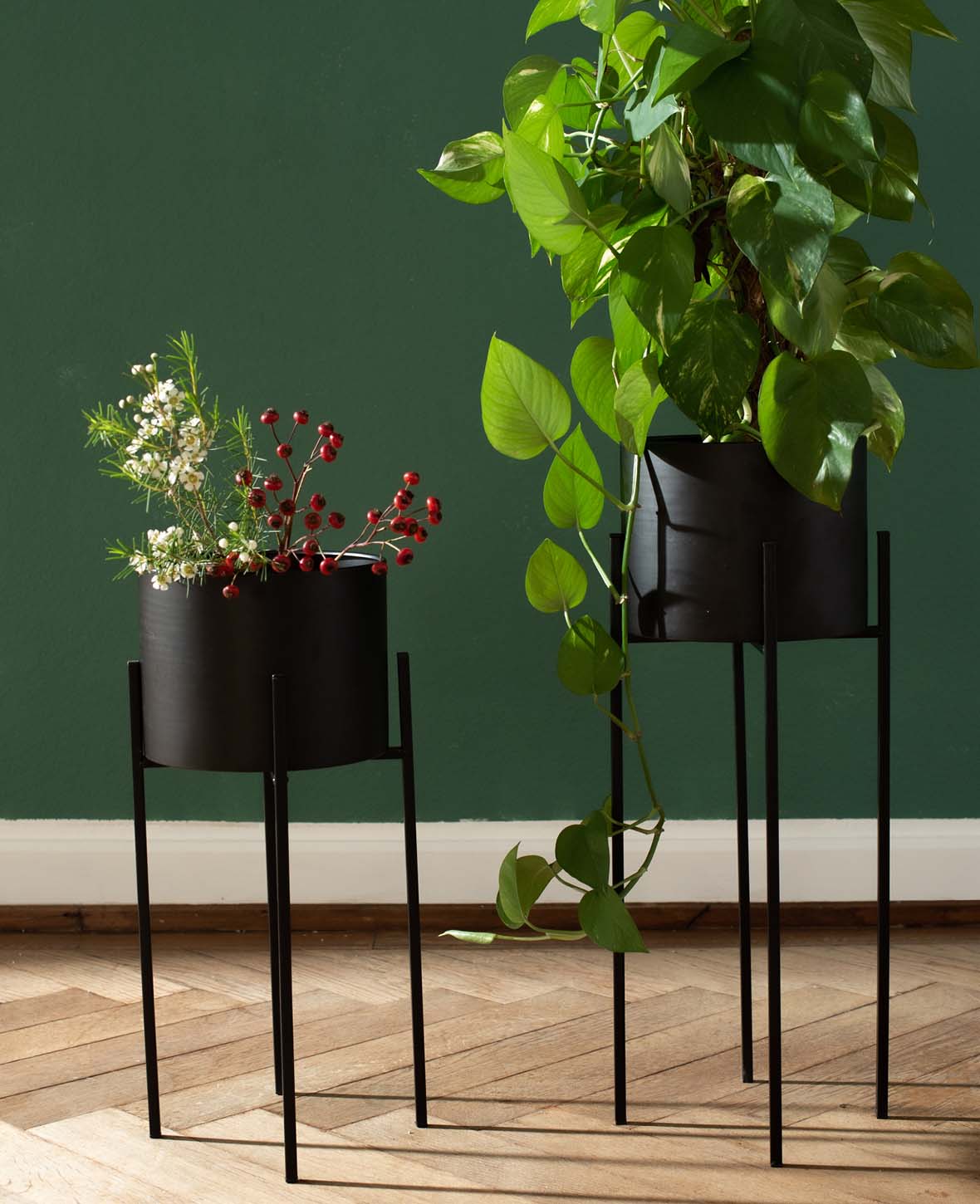 Stehtopf / Blumentopf mit Beinen aus Metall, matt schwarz, 62 cm