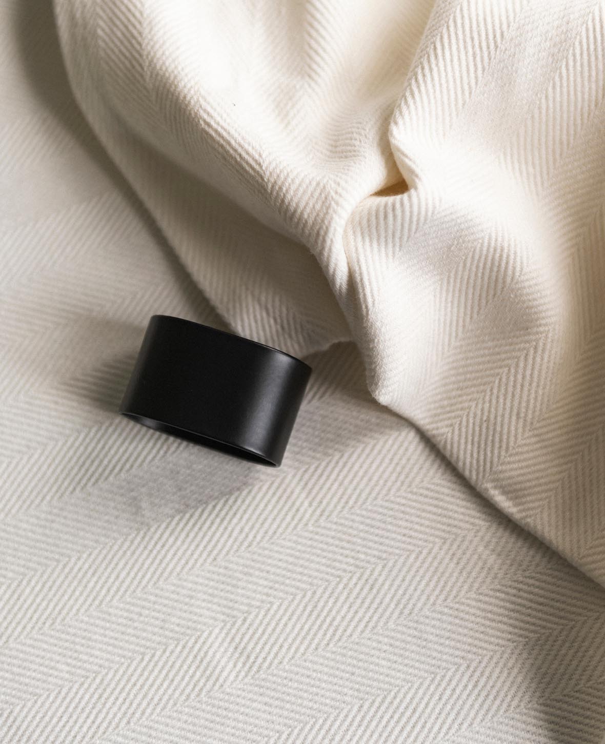 Napkin ring, black polished