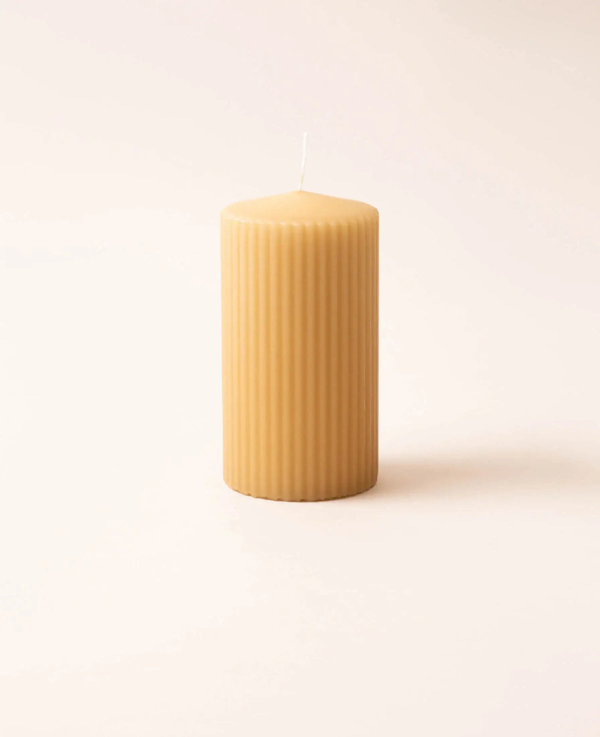 Stumpenkerze / Zylinderkerze mit Rillen in Erdnuss Braun, H 13 cm x Ø 7 cm