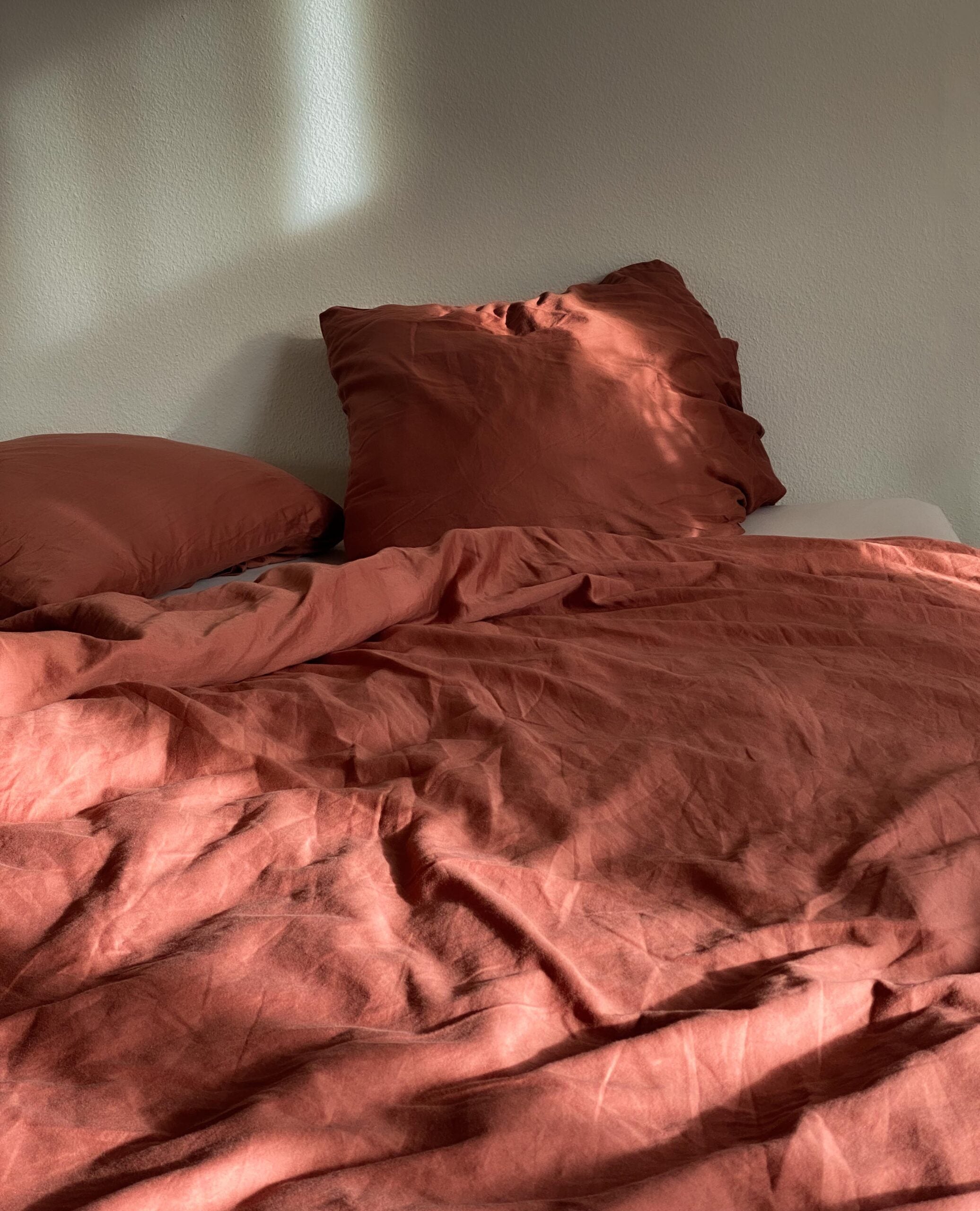 "Thia Rust" Bettbezug / Duvetbezug aus Rostrotem Bio Baumwoll-Satin, 200 x 210 cm